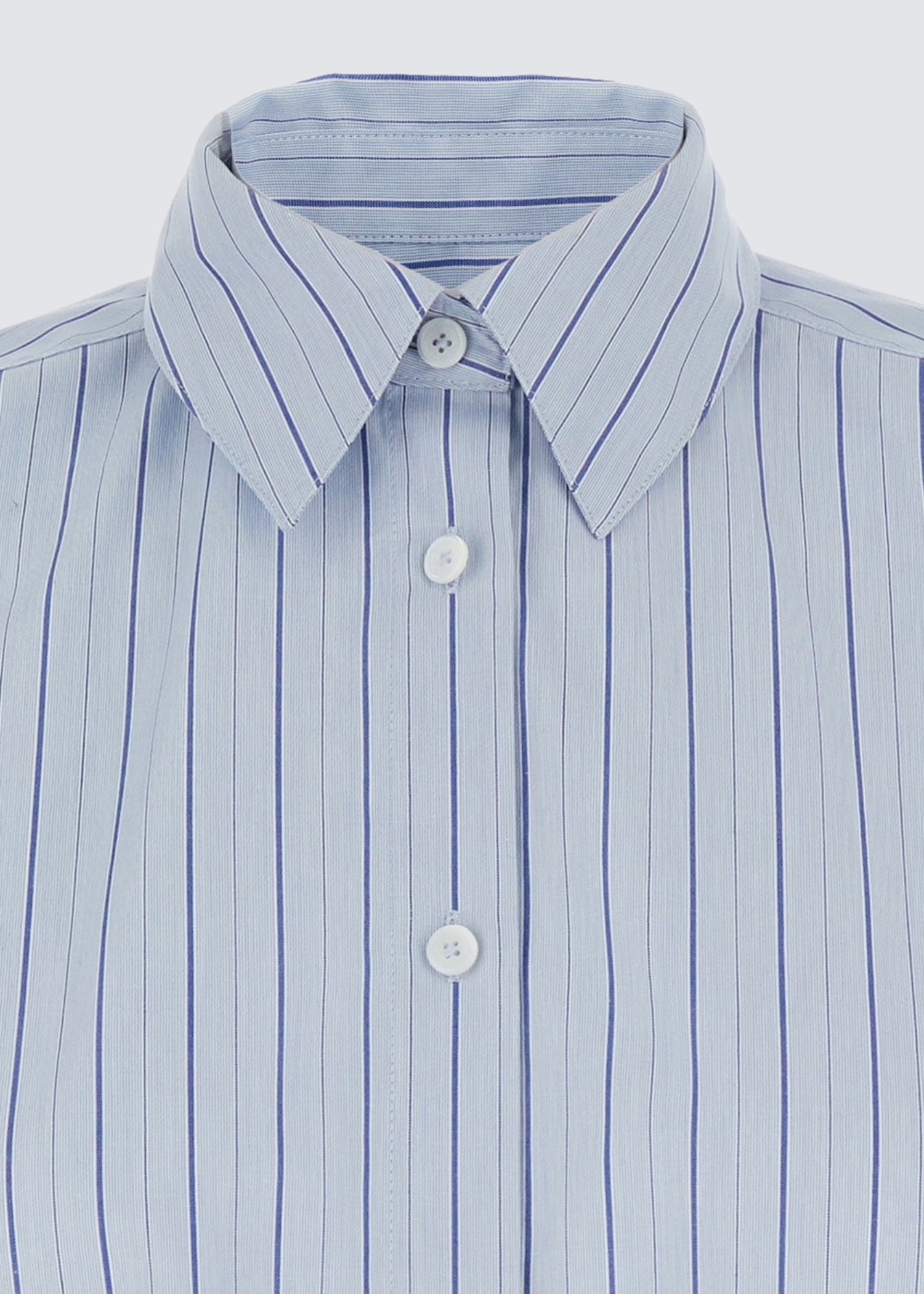Gestreiftes Totem Hemd in Hellblau. Stehkragen. Flat Shot, Details.
