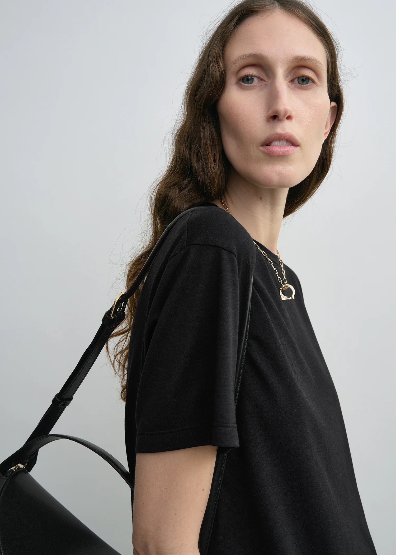 Schwarzes T-Shirt mit Rundhalsausschnitt. Model Bild, Details.