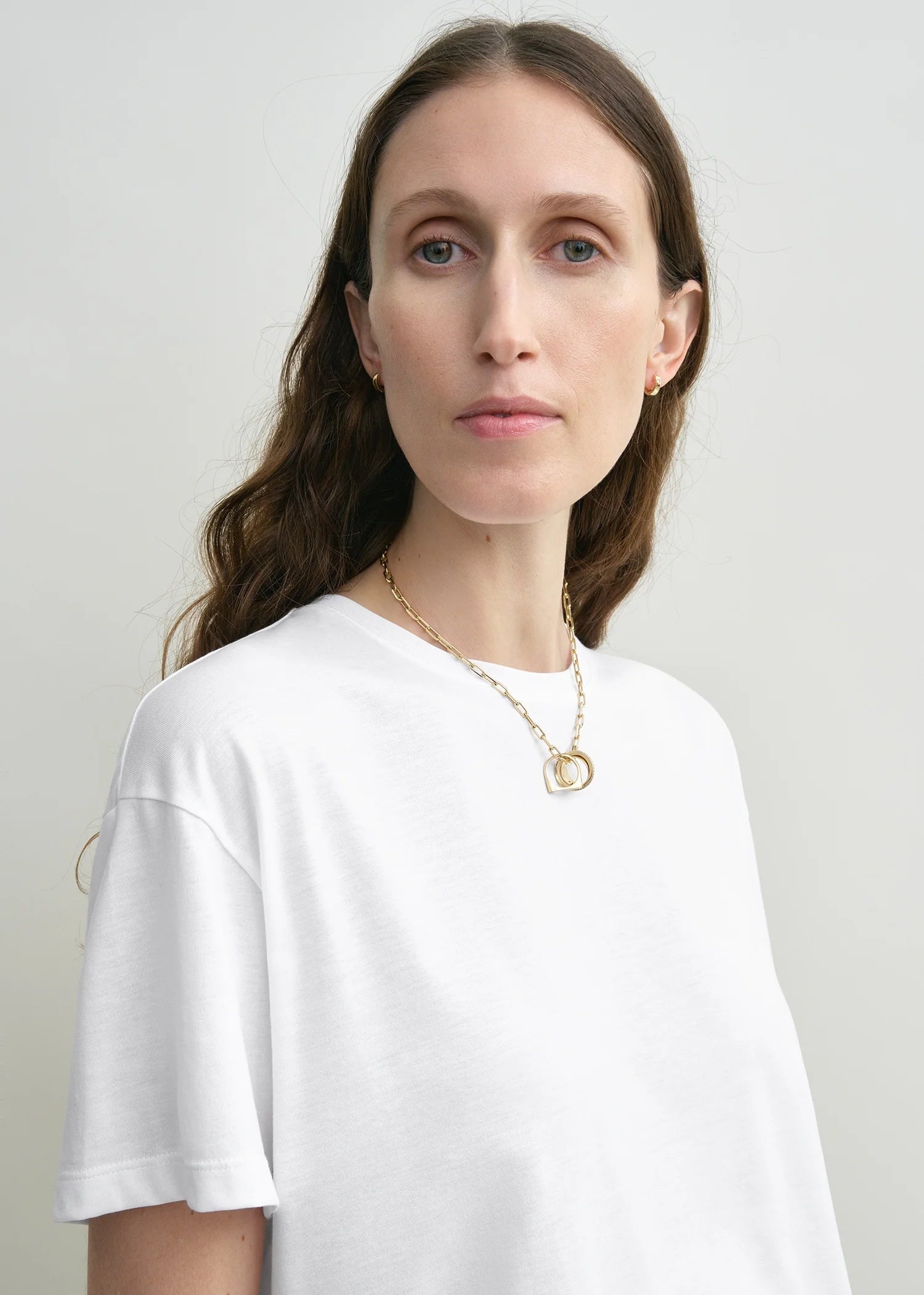 Weißes T-Shirt mit Rundhalsausschnitt. Model Bild, Details.