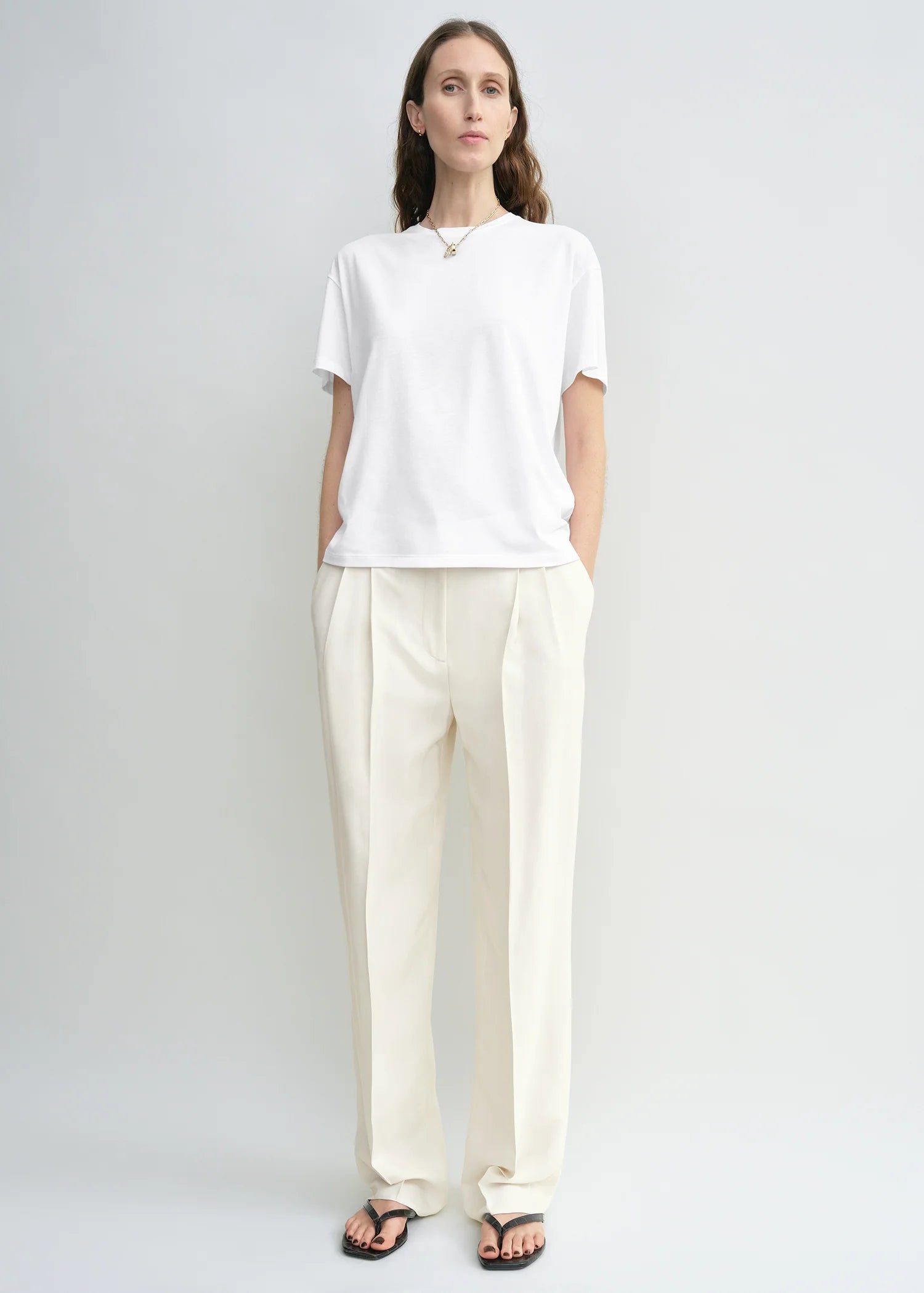 Weißes T-Shirt mit Rundhalsausschnitt. Model Bild.