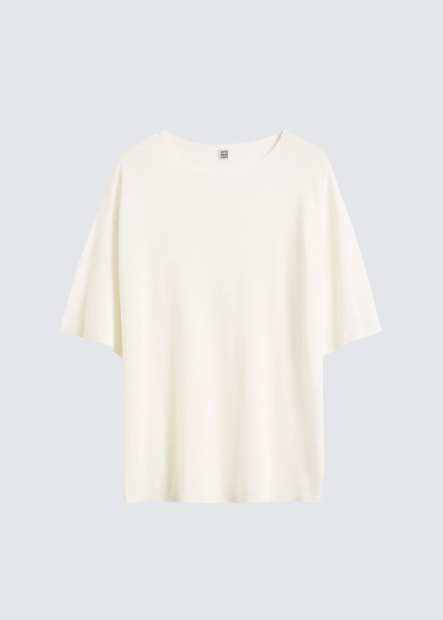 Creme Farbendes, gestricktes T-Shirt mit Rundhalsausschnitt bestehend aus einem Wollgemisch. Flat Shot.