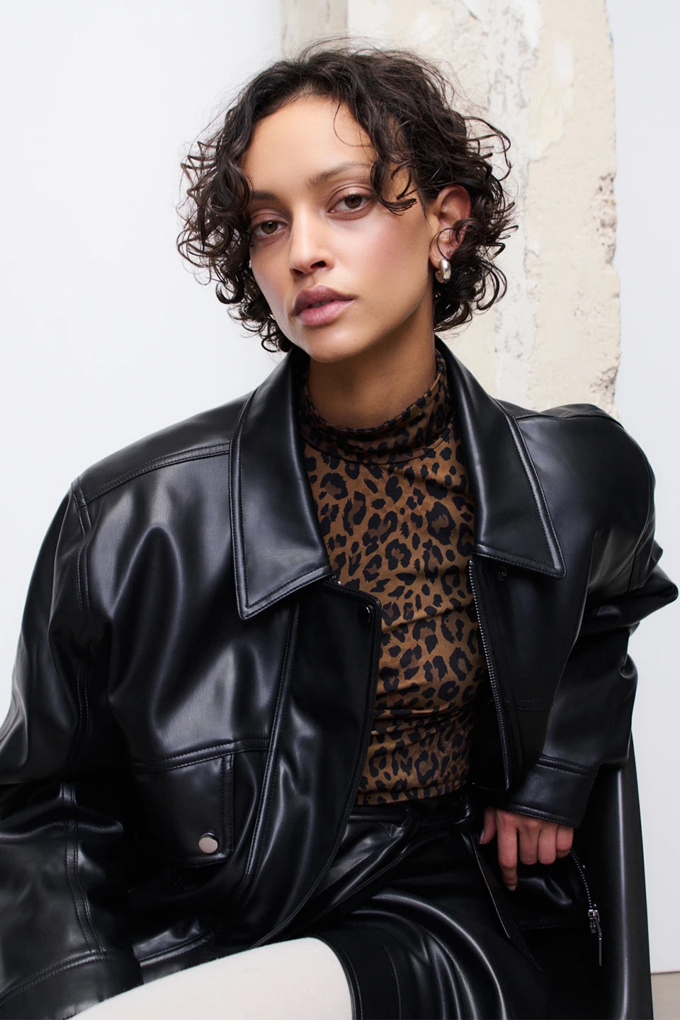 LALA BERLIN brauner Rolli mit Leopardenmuster - Modelfoto mit Jacke darüber