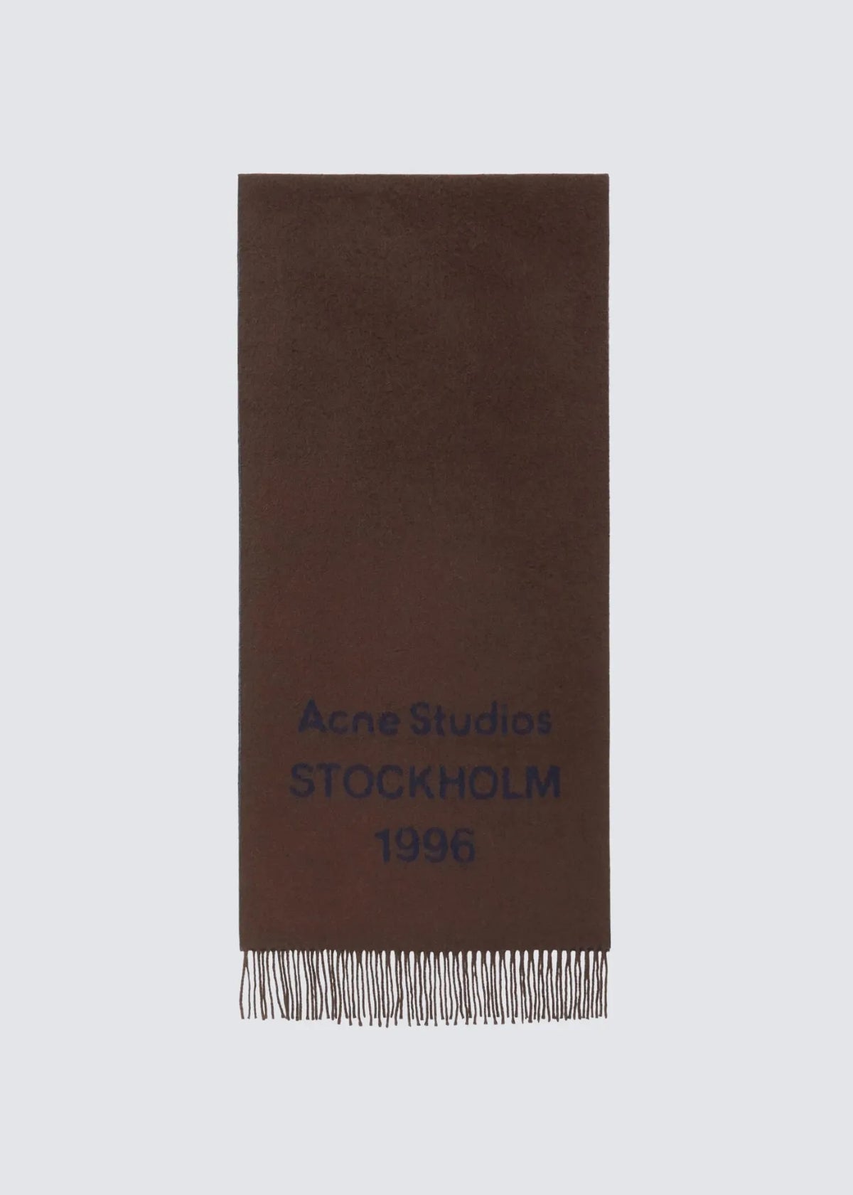 Freistehender brauner Acne Studios Schal mit Acne Studios Stockholm 1996 Jacquard Logo in blau und fransigen Enden.
