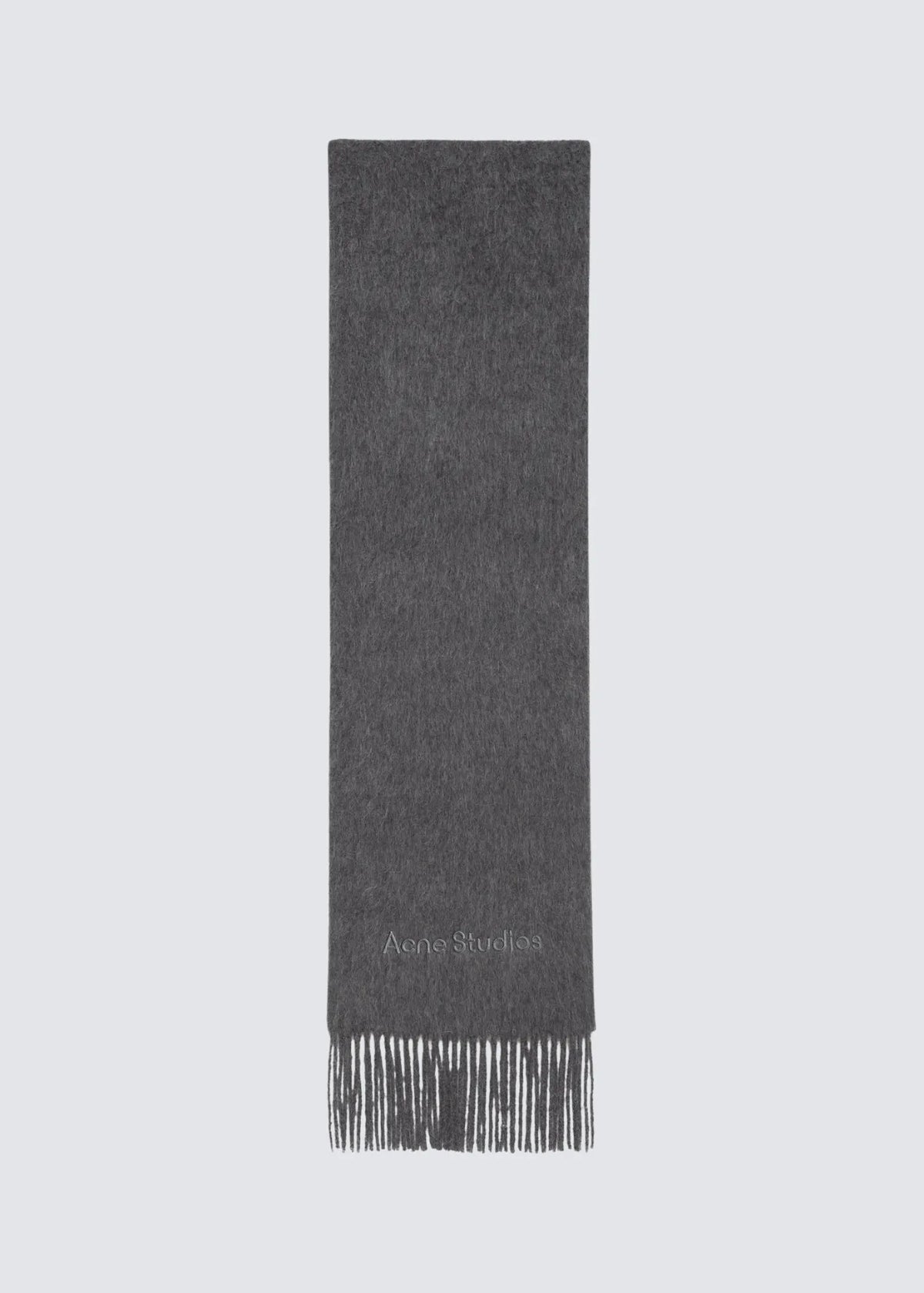 Dunkelgrauer Schal von Acne Studios aus einem Alpaka-Woll Gemisch freistehend. Unten befindet sich eine Acne Studios- Logo-Stickerei in Grau. Der Schal endet mit ca 10cm langen Fransen.
