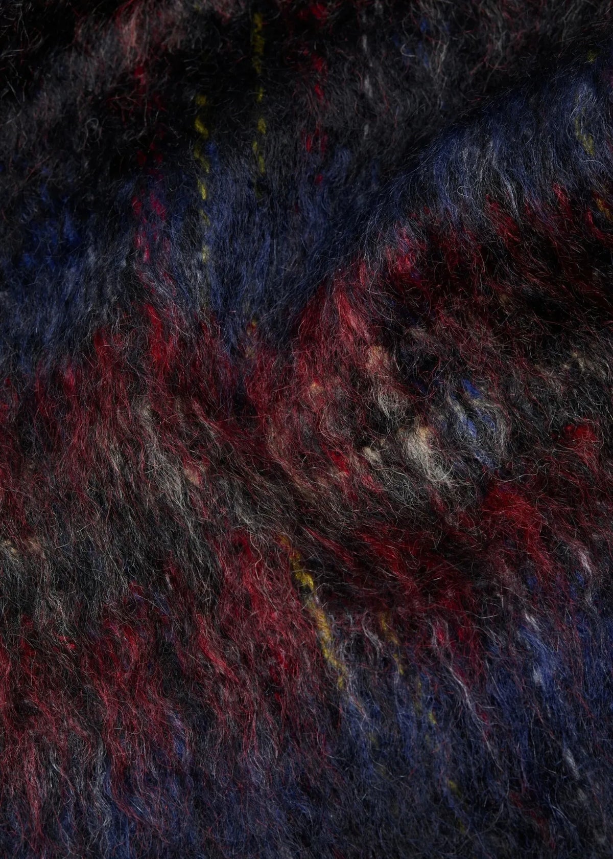 Detailaufnahme de Schals um die Struktur des Mohair-Woll-Mix zu veranschaulichen.
