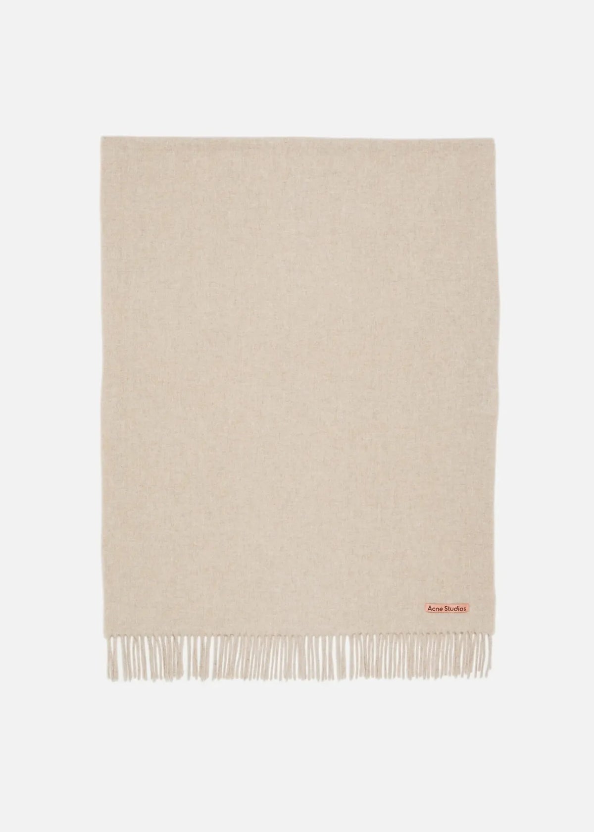 Freistehender Wollschal von Acne Studios in der Farbe Oatmeal. In der Ecke befindet sich ein rosa Logo-Etikett mit Acne Studios Schriftzug, die Enden sind ausgefranst.