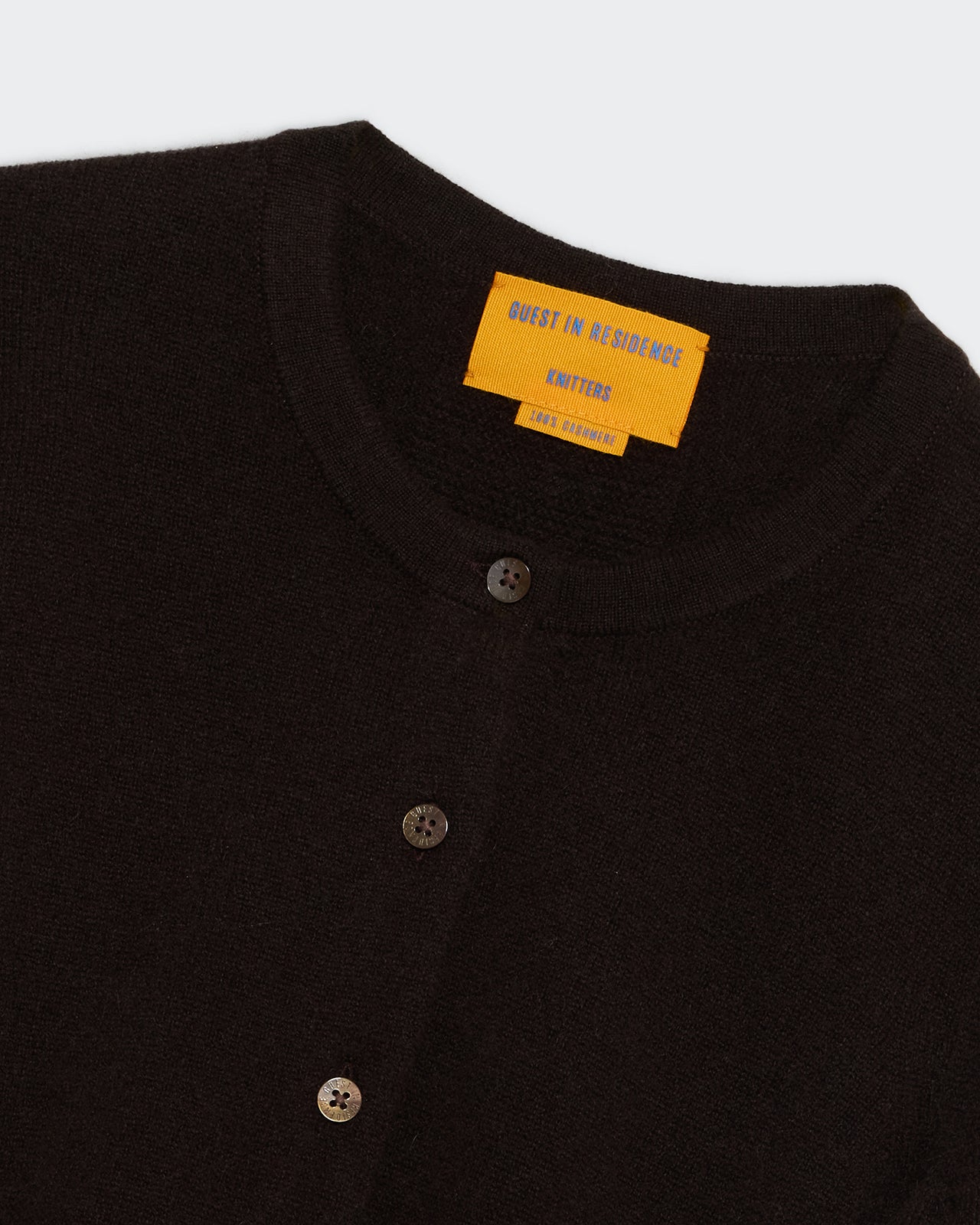 Guest in Residence Cardigan braun mit Rundhalsausschnitt und Durchgängiger Knopfleiste, Langarm mit gerippten Saum. Close Up.