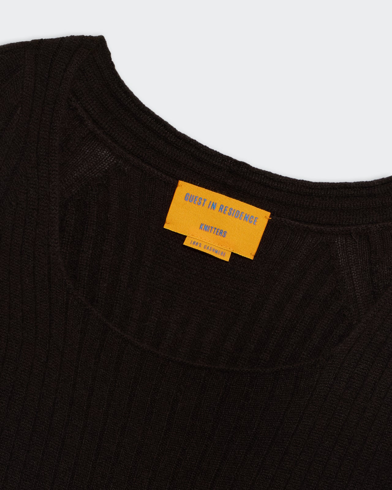 Guest in Residence Kaschmir-Maxikleid mit Rundhalsausschnitt im Rippenstrick Muster und mit Langen Ärmeln. Close Up.