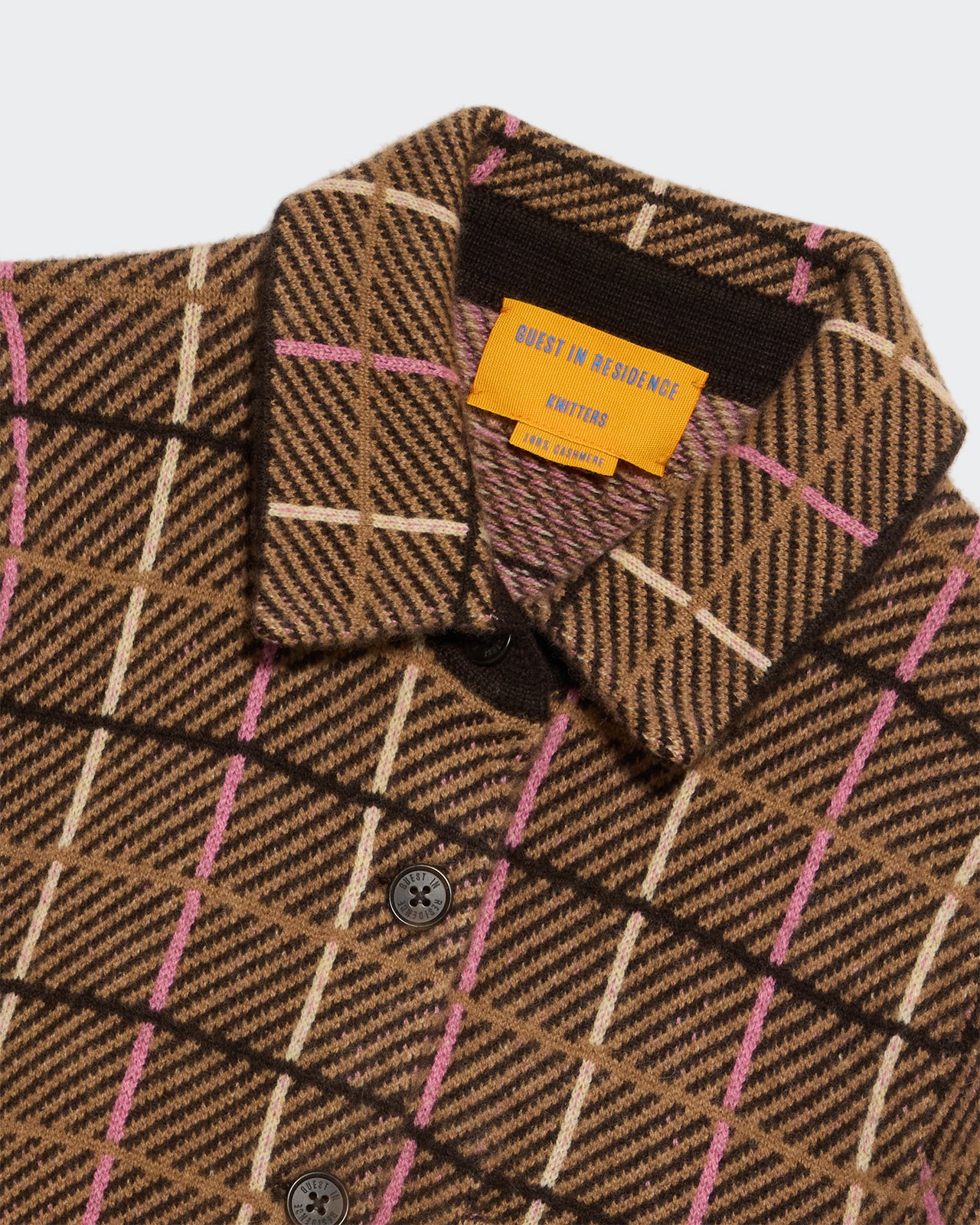 Guest in Residence Kaschmir Hemd in beige karriert in rosa, weiß und beige, mit Hemdkragen. Close up.