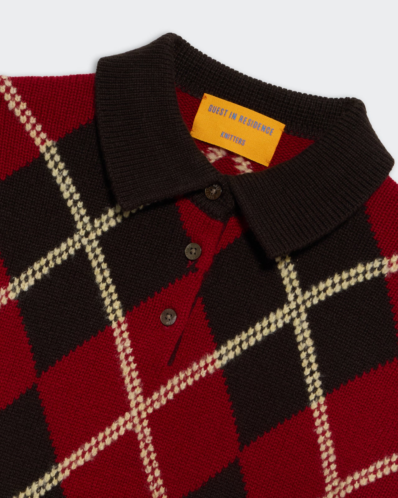 Guest in Residence Polo Kaschmir Pullover in rot, beige, Khaki mit schwarzem Hemdkragen. Closeup. 