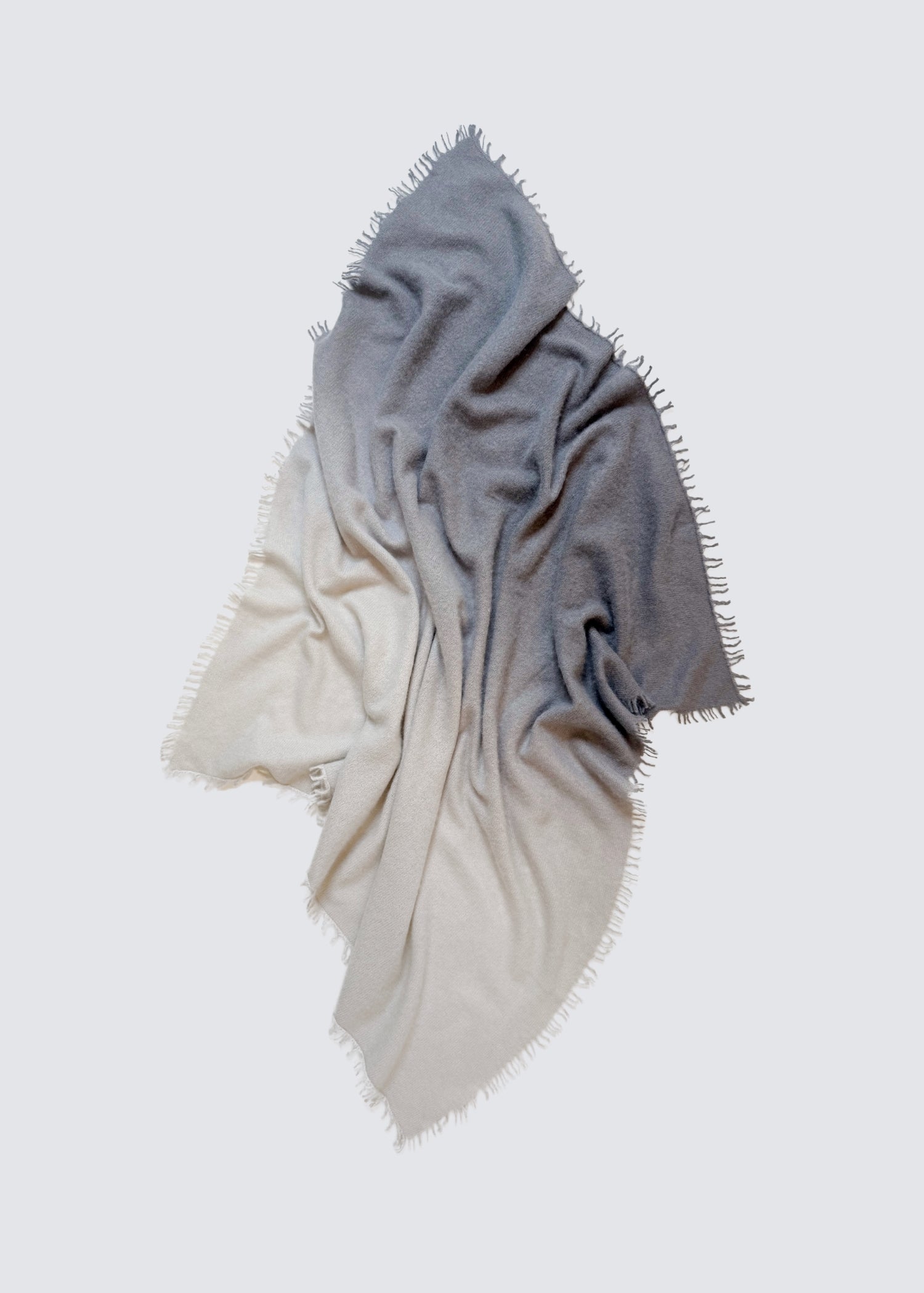 Kaschmir Tuch mit einem Farbverlauf von dunkel Grau zu hell Grau. Gefranste Enden. Flatshot.