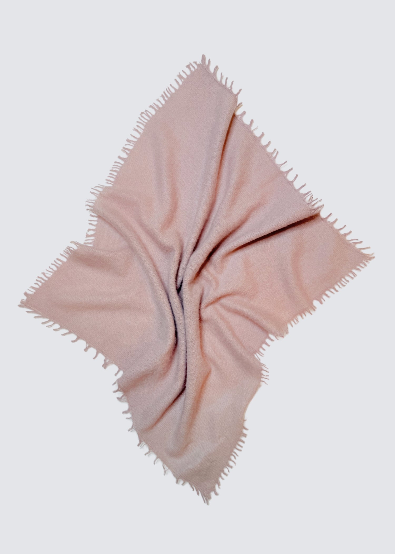 Ausgebreitetes Kaschmir Tuch in Rosa. Paisley Muster. Gefranste Enden. Flatshot