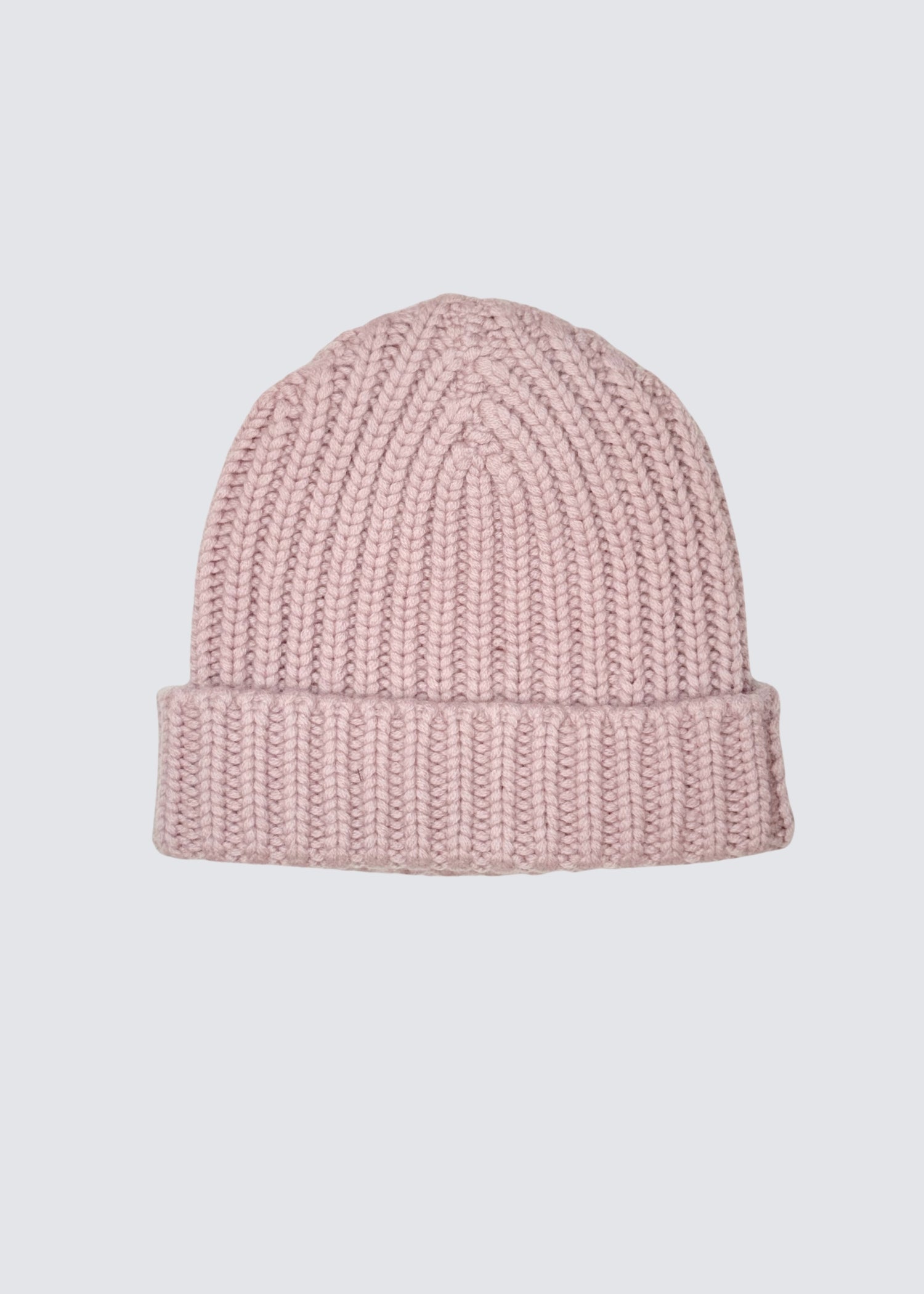 Rosa Farbende Kaschmir Mütze im Rippenstrick, mit Umschlag. Flatshot.