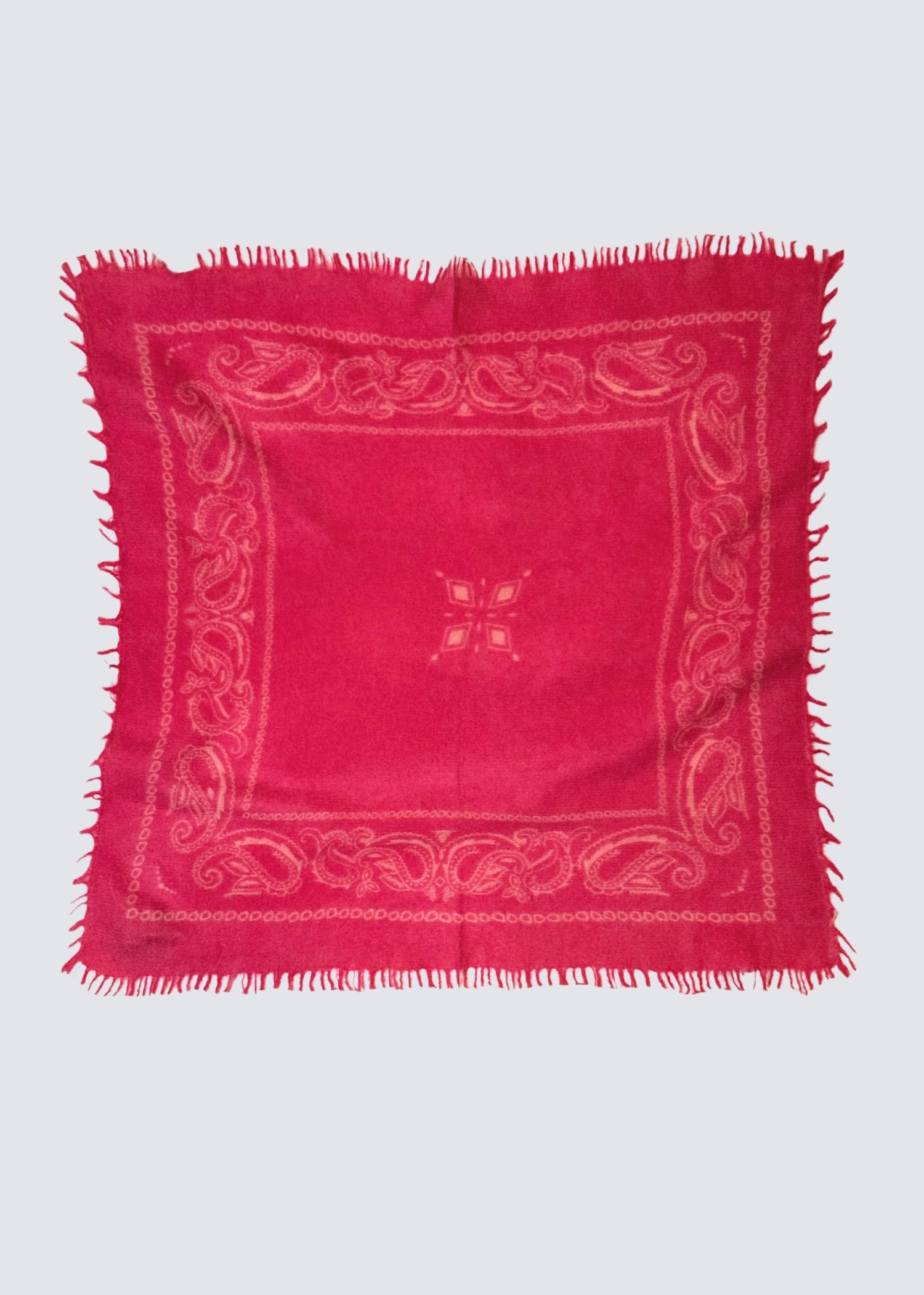 Flach ausgelegtes Kaschmir Tuch in Pink. Paiesley Muster. Gefranste Enden. Flatshot
