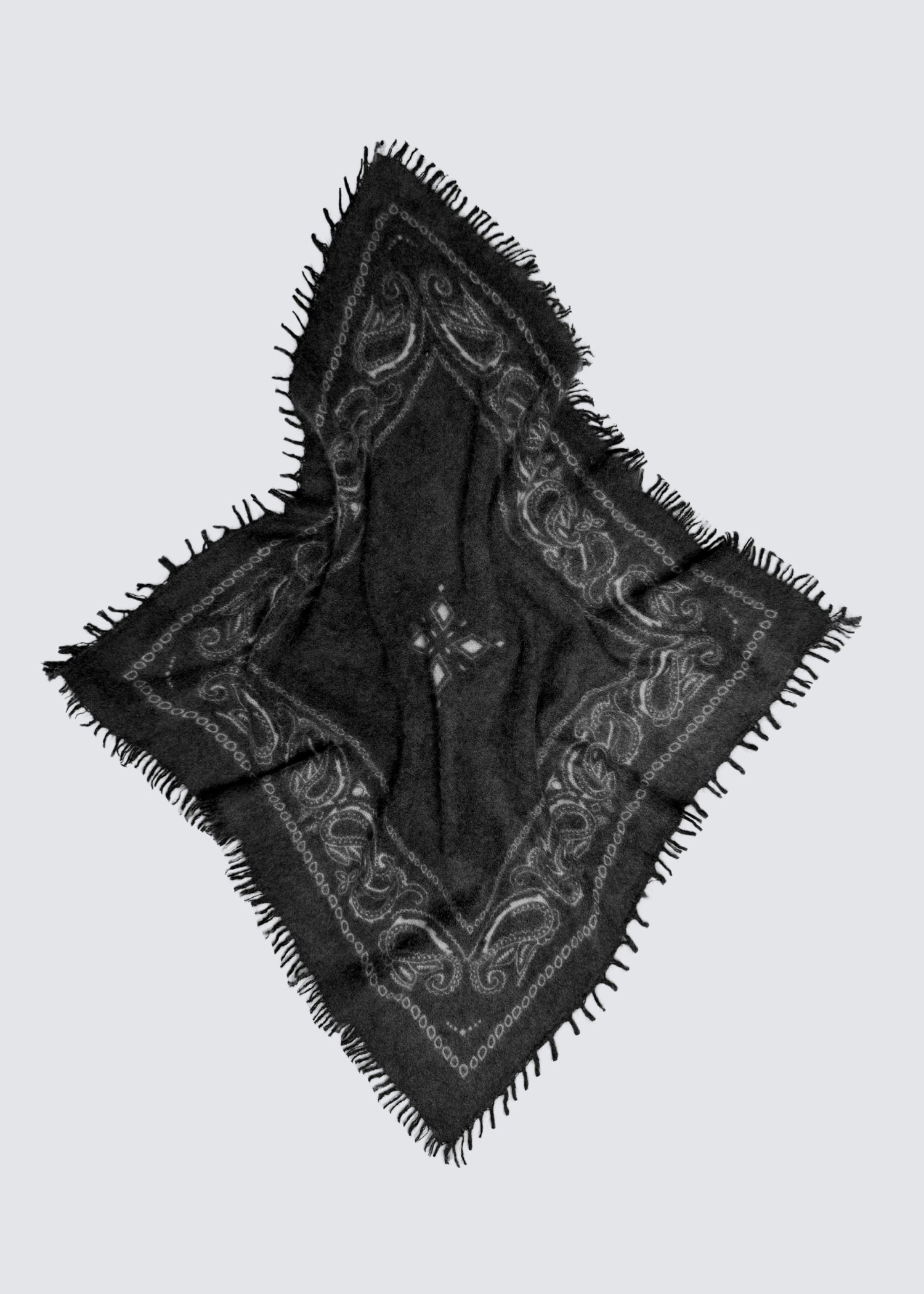 Ausgebreitetes Kaschmir Tuch in dunkel Grau. Paisley Muster. Gefranste Enden. Flatshot