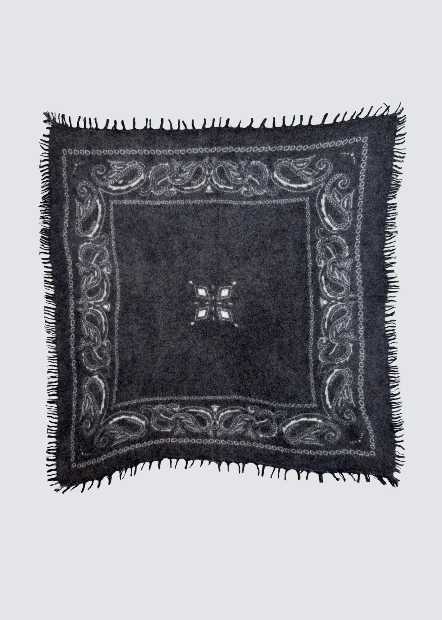 Flach ausgelegtes Kaschmir Tuch in dunkel Grau. Paisley Muster. Gefranste Enden. Flatshot