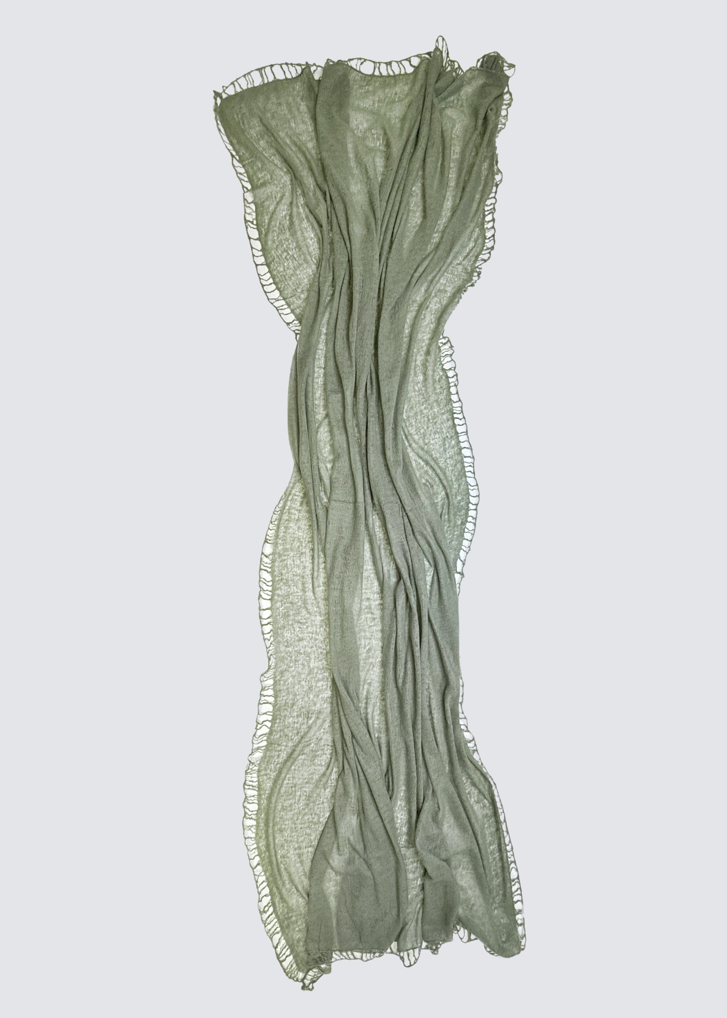 Ausgebreiteter Kaschmirschal in Khaki Grün. gefranste Enden. Flatshot