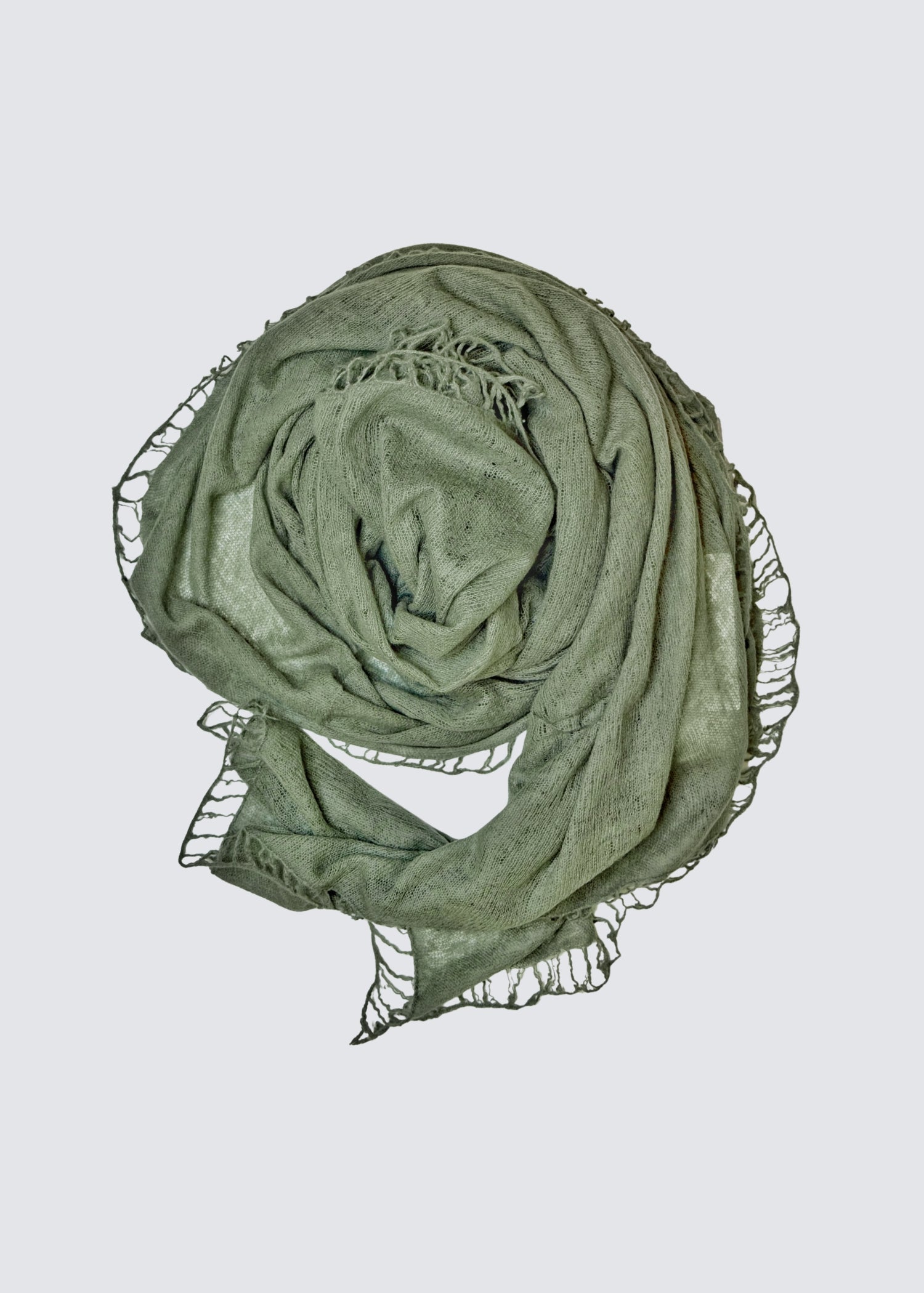 Zusammengerollter Kaschmirschal in Khaki Grün. gefranste Enden. Flatshot