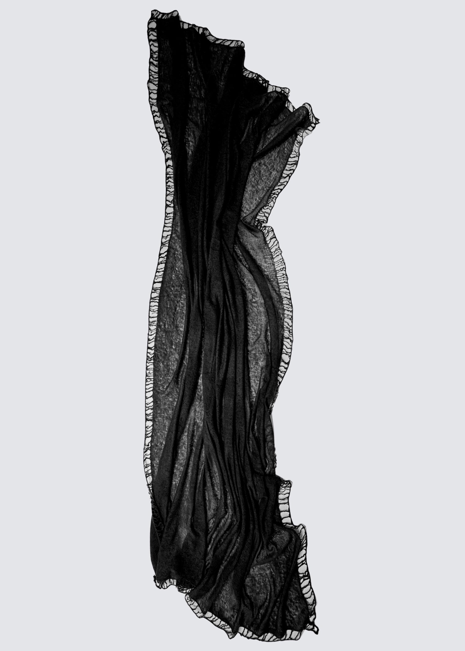 Ausgebreiteter Kaschmirschal in Schwarz. Gefranste Enden. Flatshot