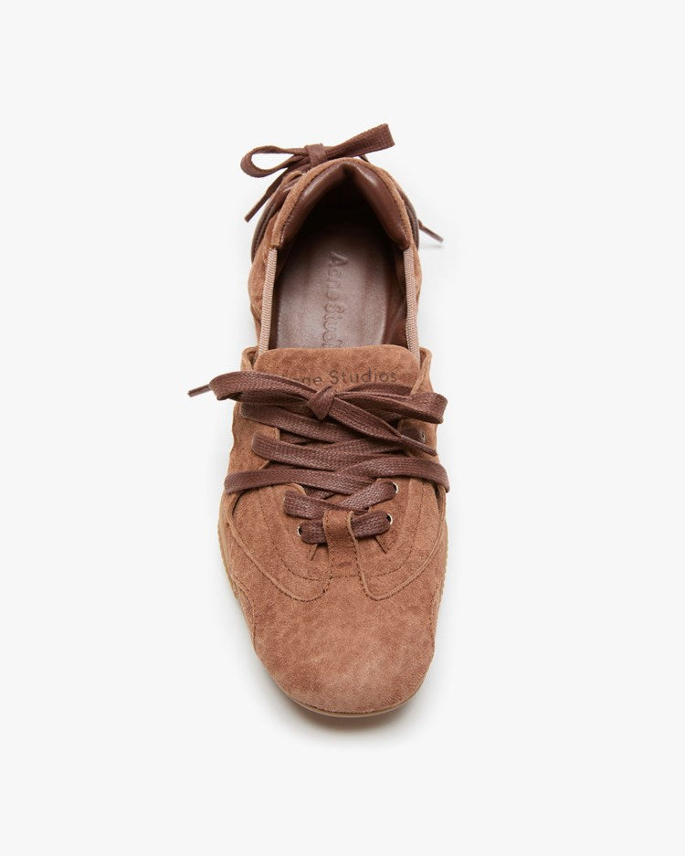 Acne Studios brauner schmaler Sneaker aus Wildleder - Draufsicht