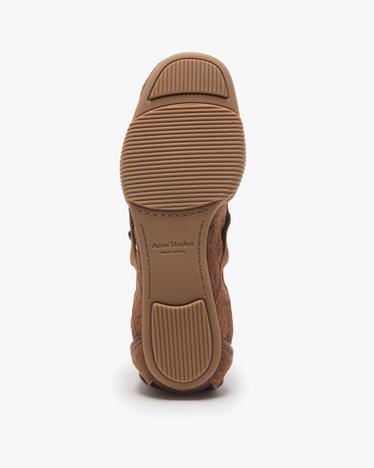 Acne Studios brauner schmaler Sneaker aus Wildleder - Sohlen-Ansicht