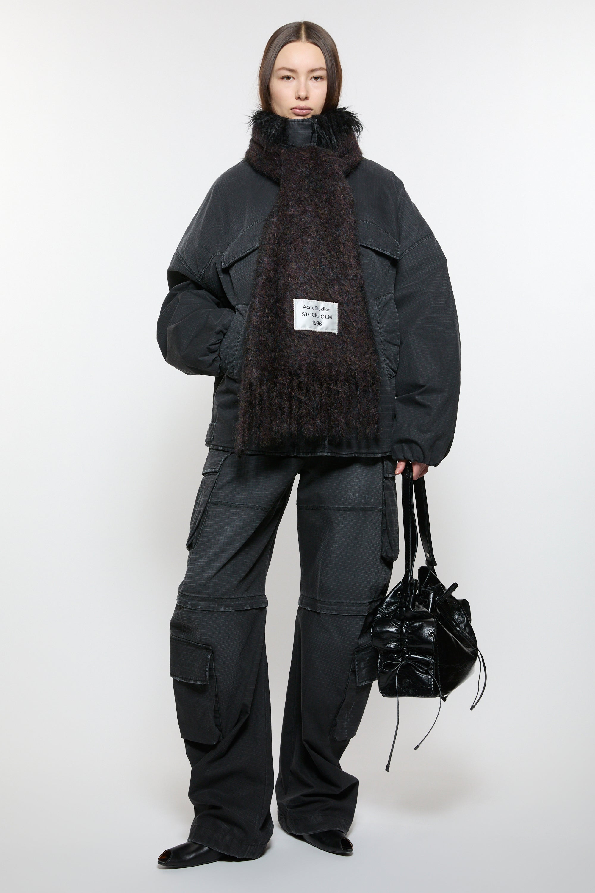 Acne Studios Schal Woll-Mohair in schwarz-Fotografiert am Model