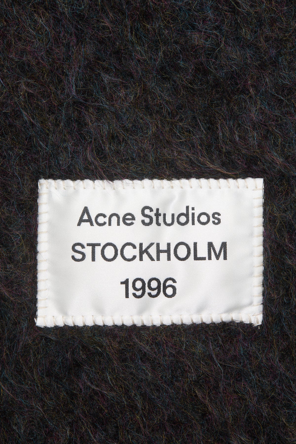 Acne Studios Schal Woll-Mohair in schwarz mit Logo-Patch