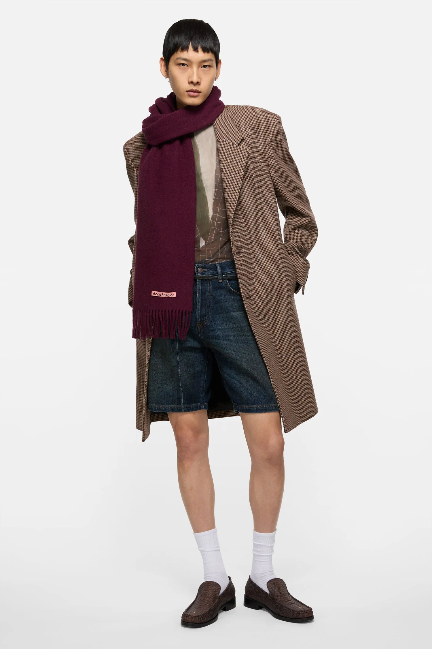 Acne Studios bordeaux-farbener Schal aus Wolle - Modelfoto