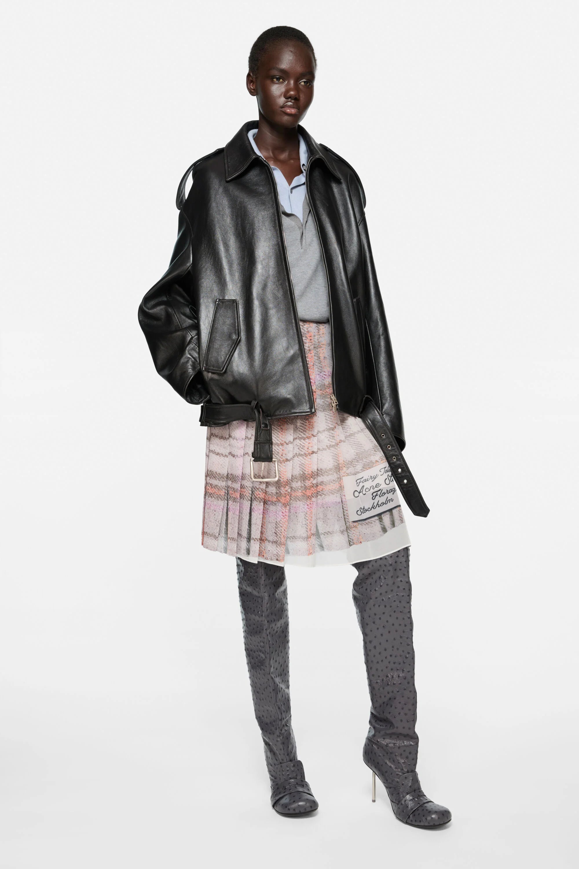acne studios schwarze lederjacke aus lammleder - modelfoto von vorn