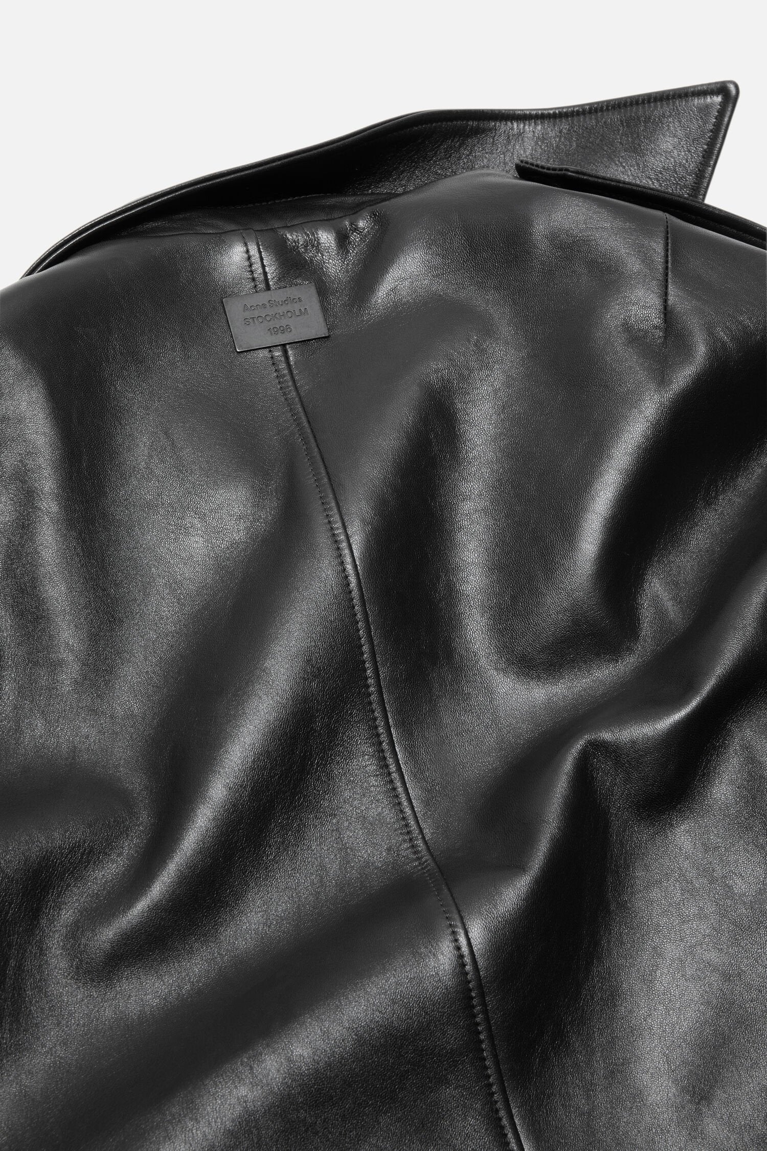 acne studios schwarze jederjacke aus lammleder - flatshot detailansicht logo