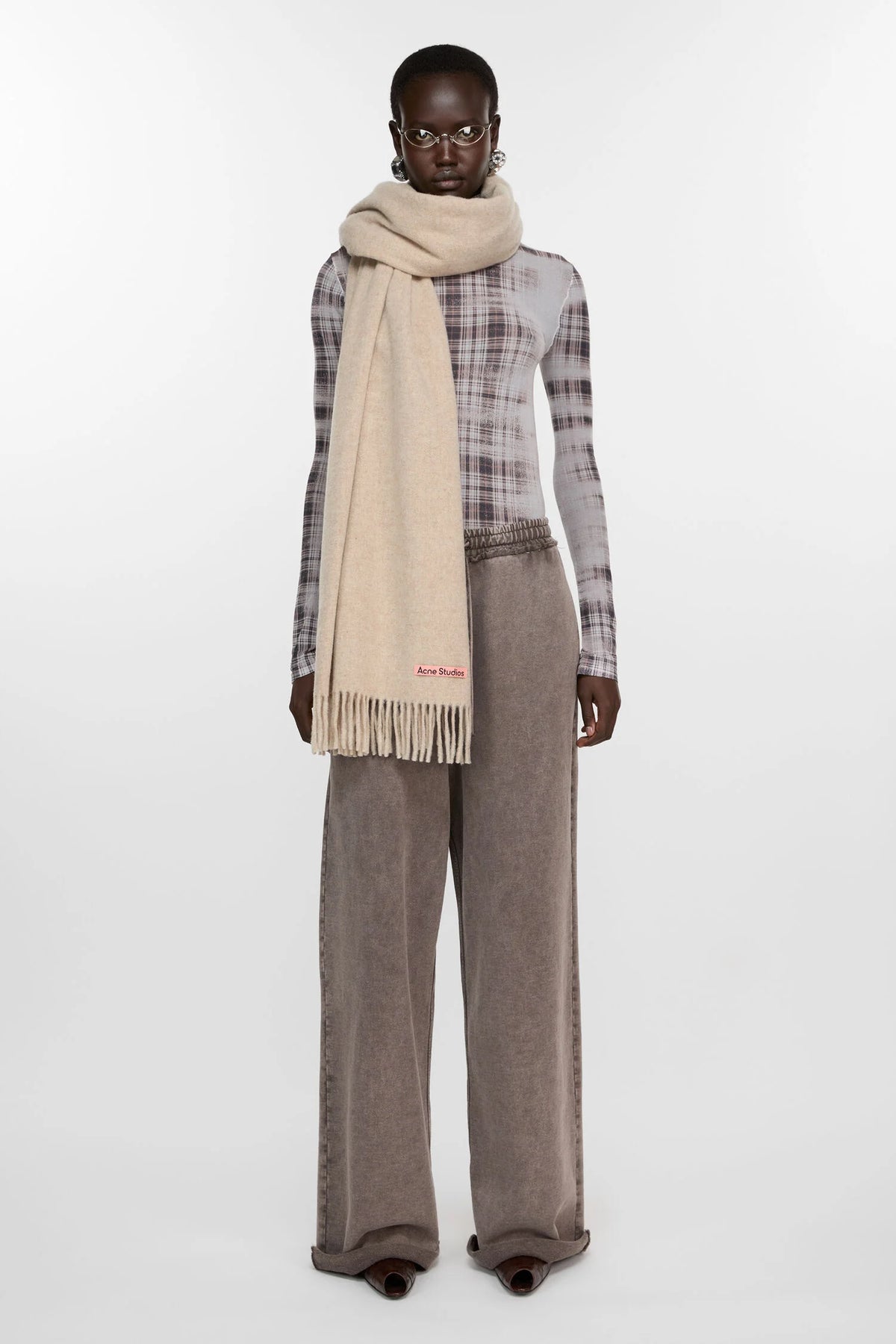 acne studios beiger schal aus wolle - modelfoto von vorn 