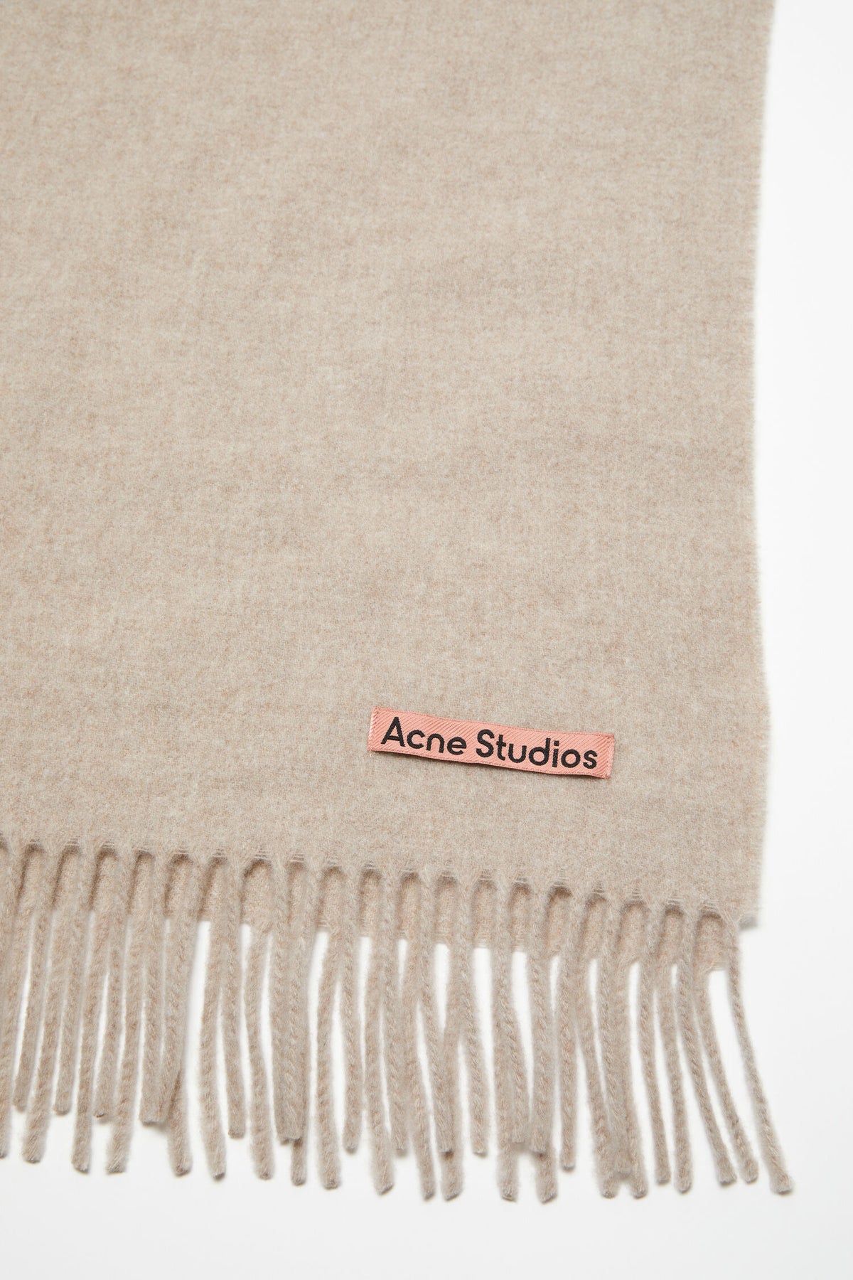 acne studios beiger schal aus wolle - flatshot detailansicht fransen