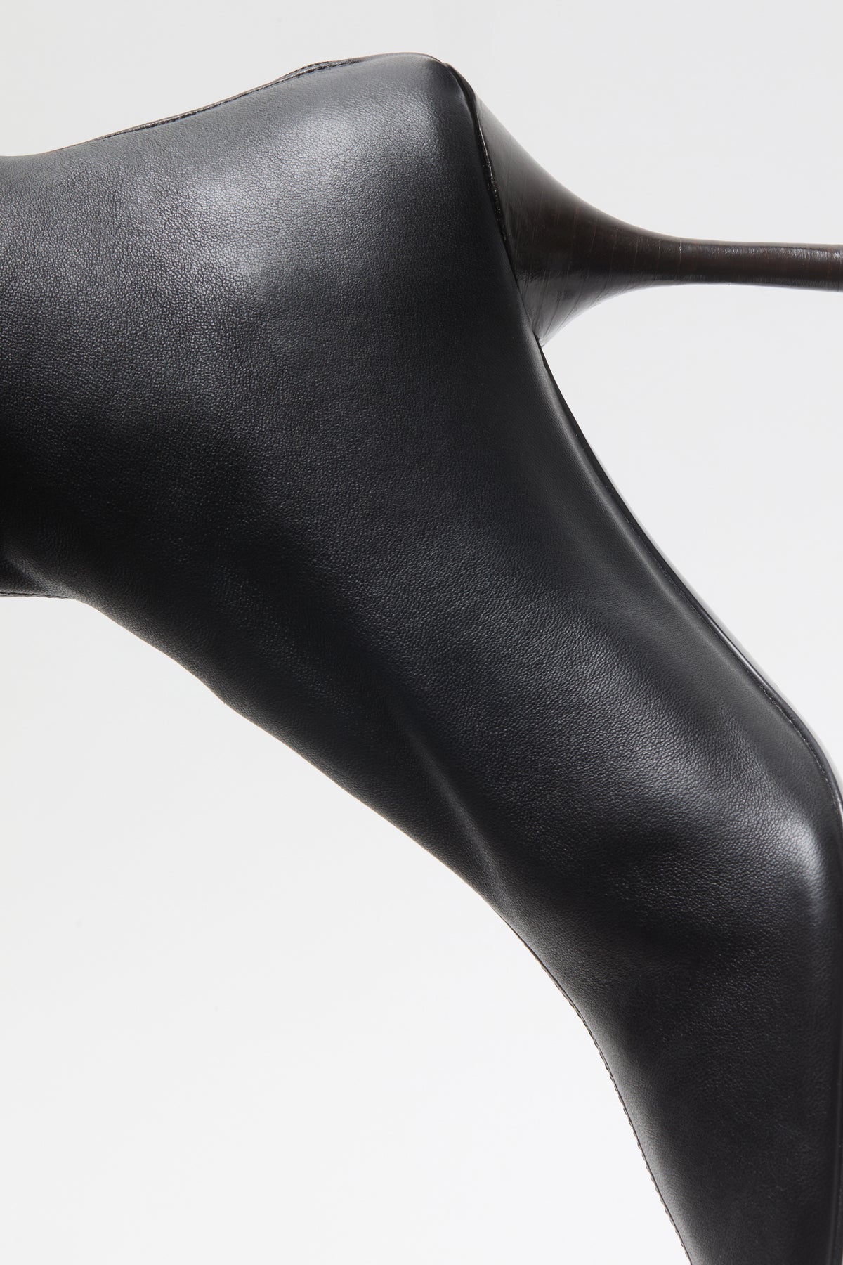 acne studios schwarzer schmaler Stiefel aus weichem Lammleder - Flatshot Detailansicht Ferse