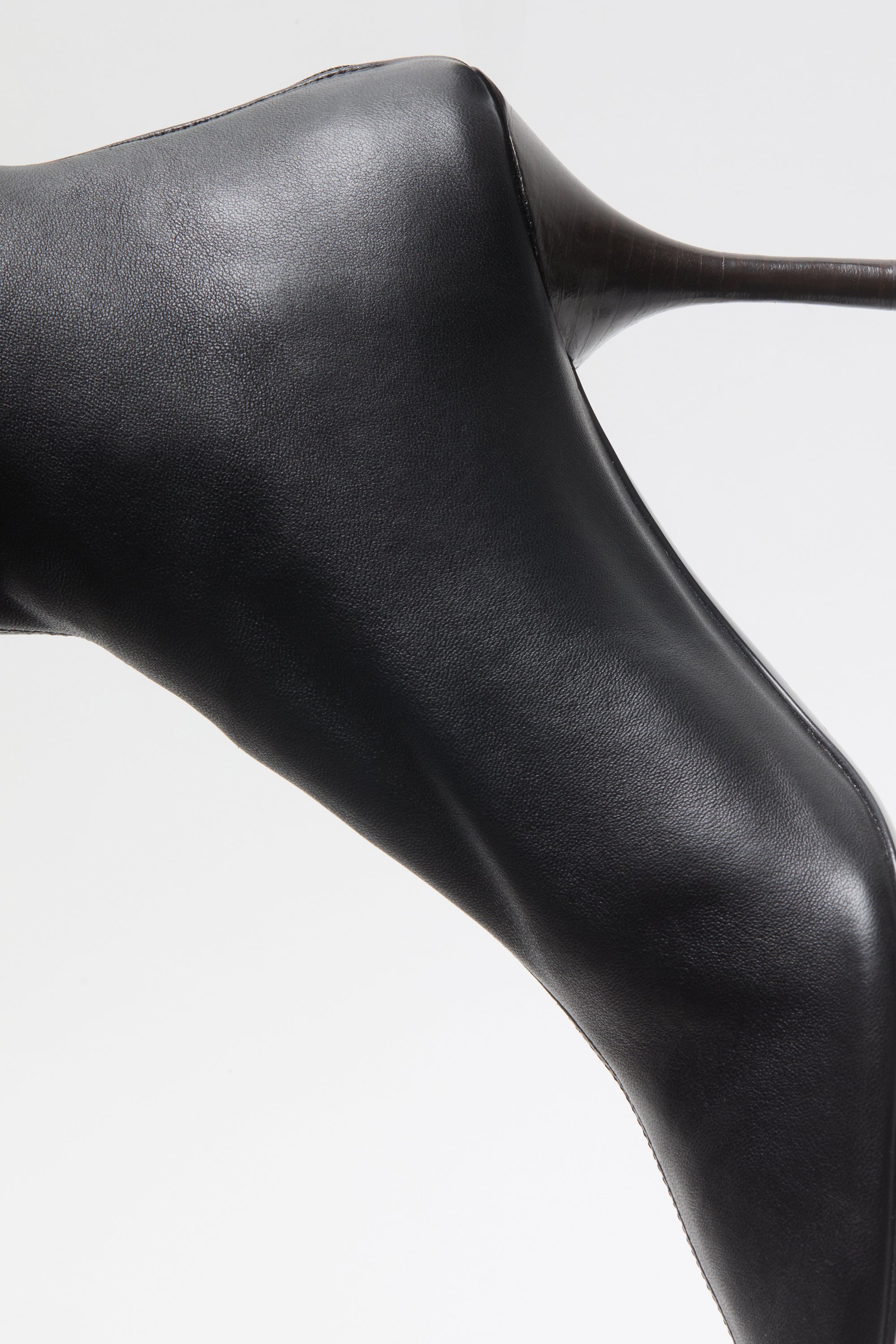 acne studios schwarzer schmaler Stiefel aus weichem Lammleder - Flatshot Detailansicht Ferse