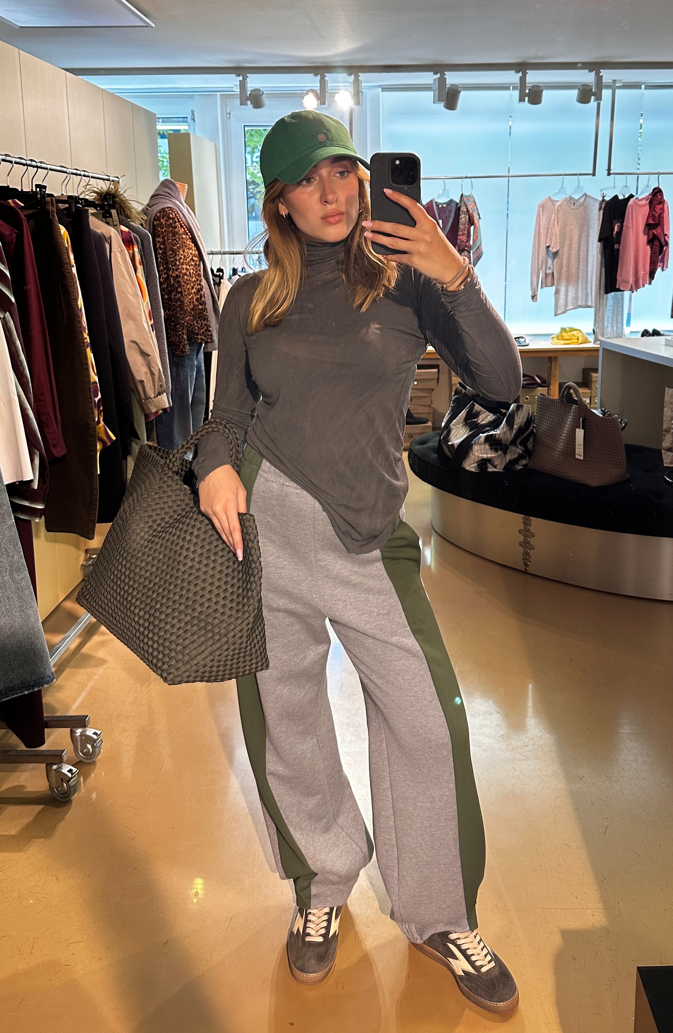 All Three dunkelgraues Longsleeve mit Rollkragen aus Baumwolle - Modelfoto von vorn