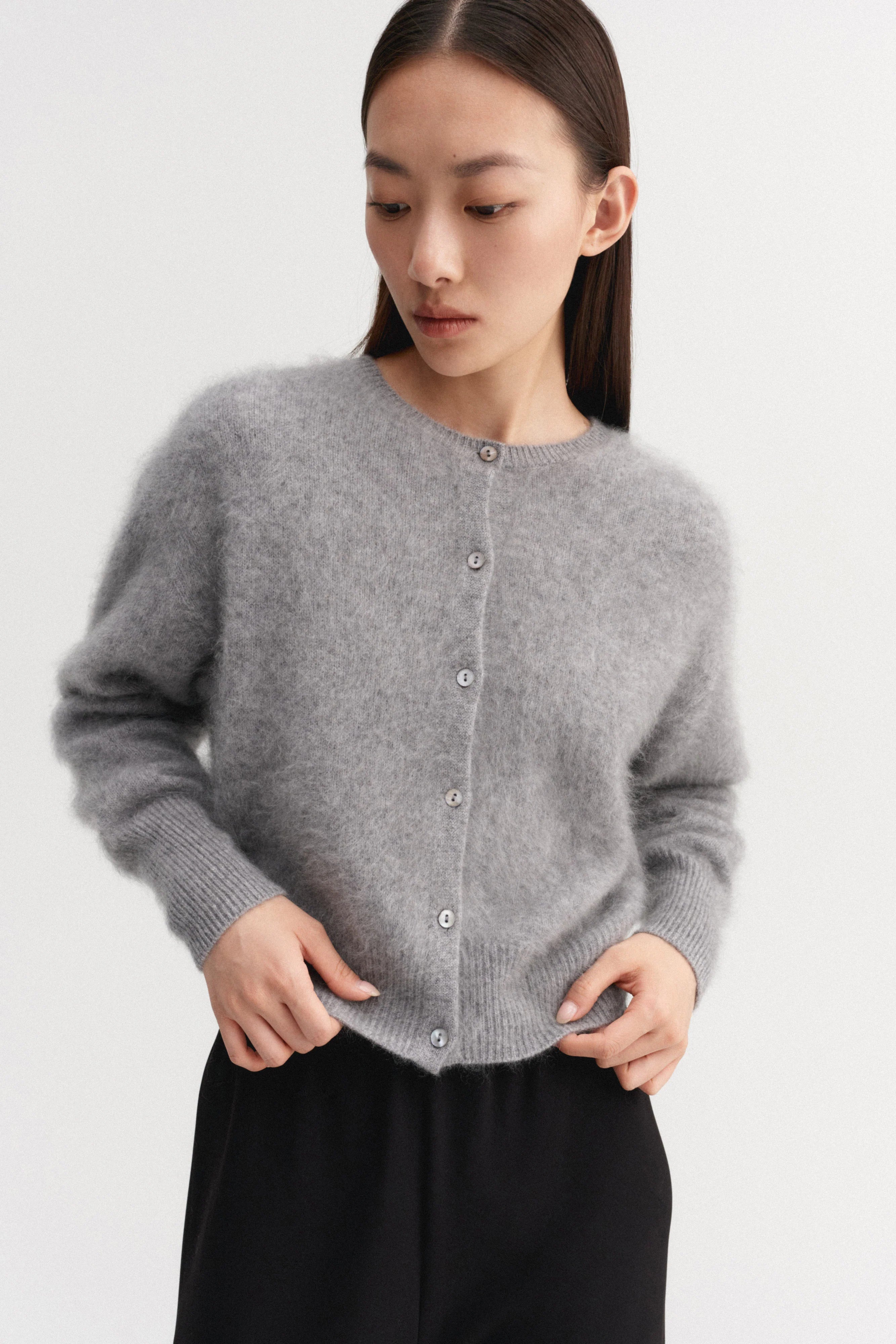 Almada Label Coco Cardigan in grau - Frontalansicht am Model