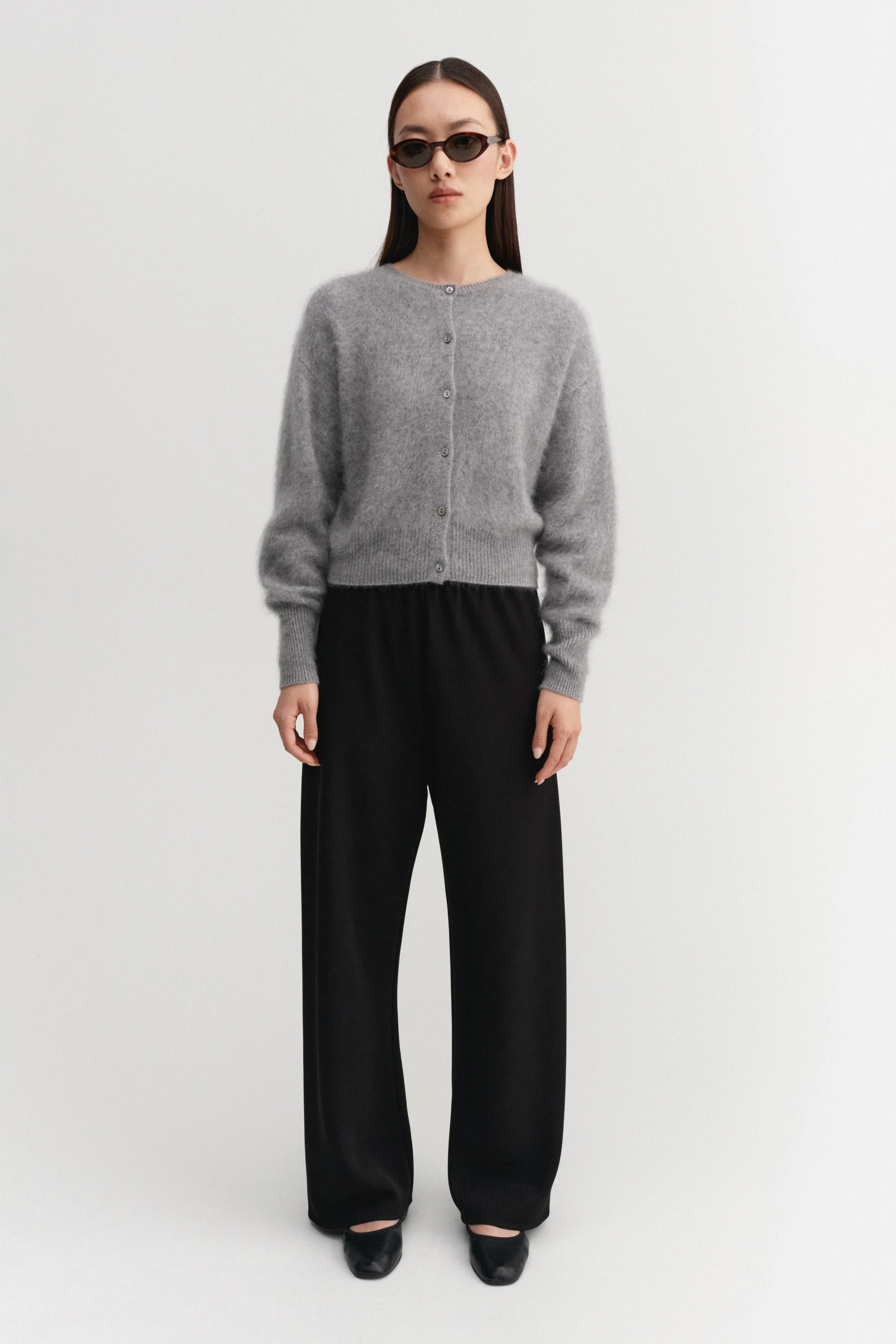 Almada Label Coco Cardigan in grau aus Cashmere - Fotografiert am Model