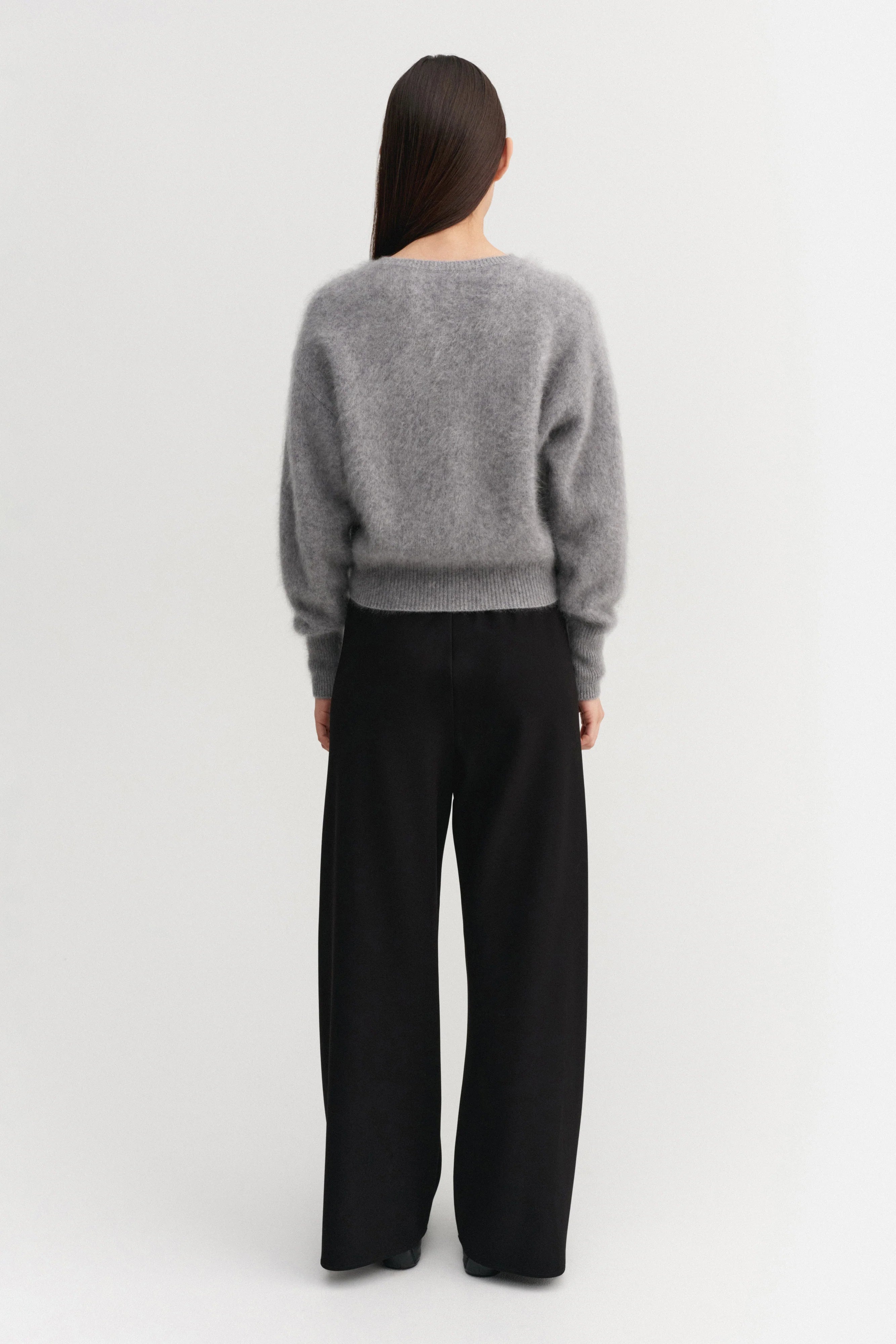 Almada Label Coco Cardigan in grau - Fotografiert von hinten