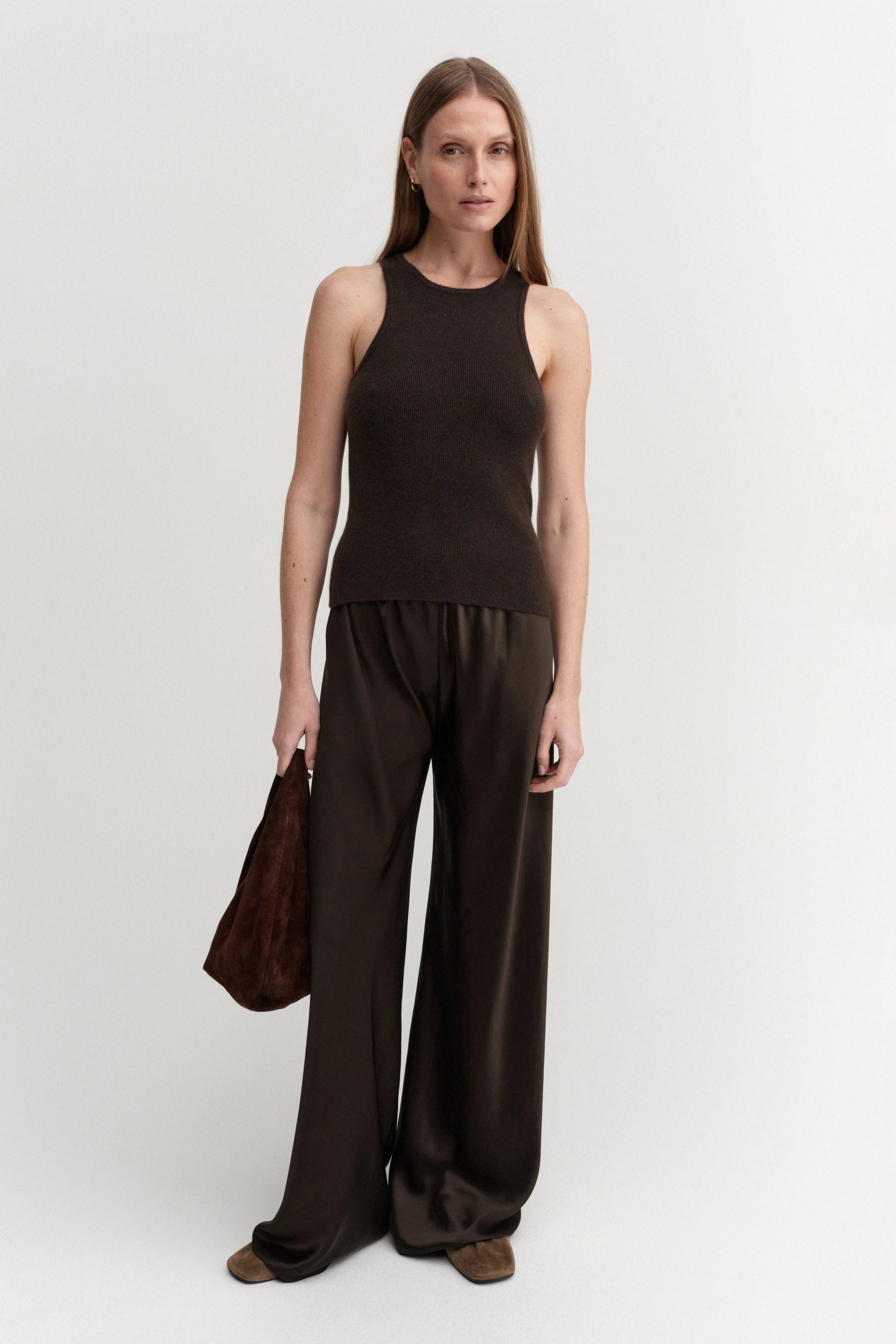 Almada Bias Hose in braun - Frontalansicht am Model
