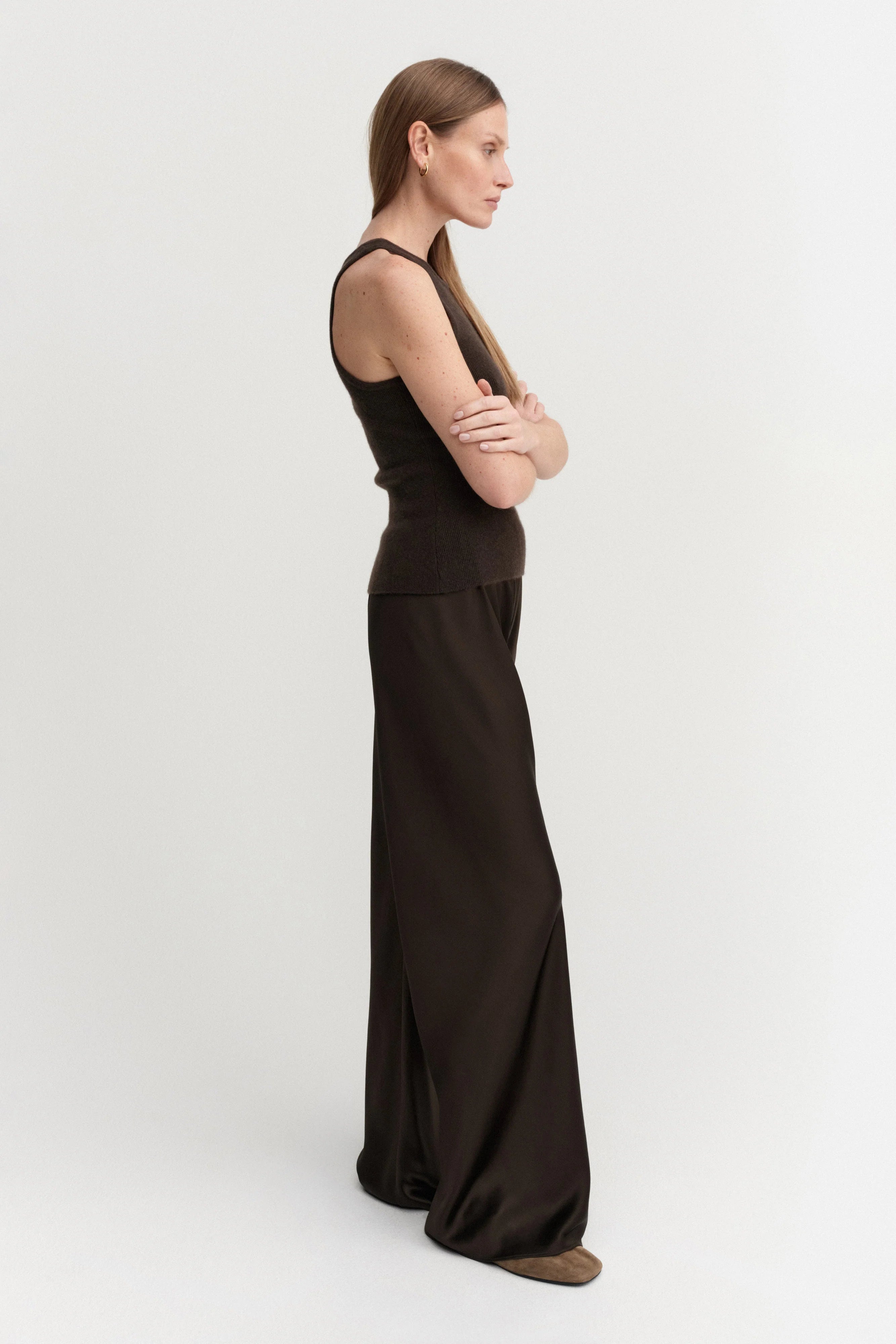 Almada Bias Hose in braun mit Gummizug - Seitenansicht am Model