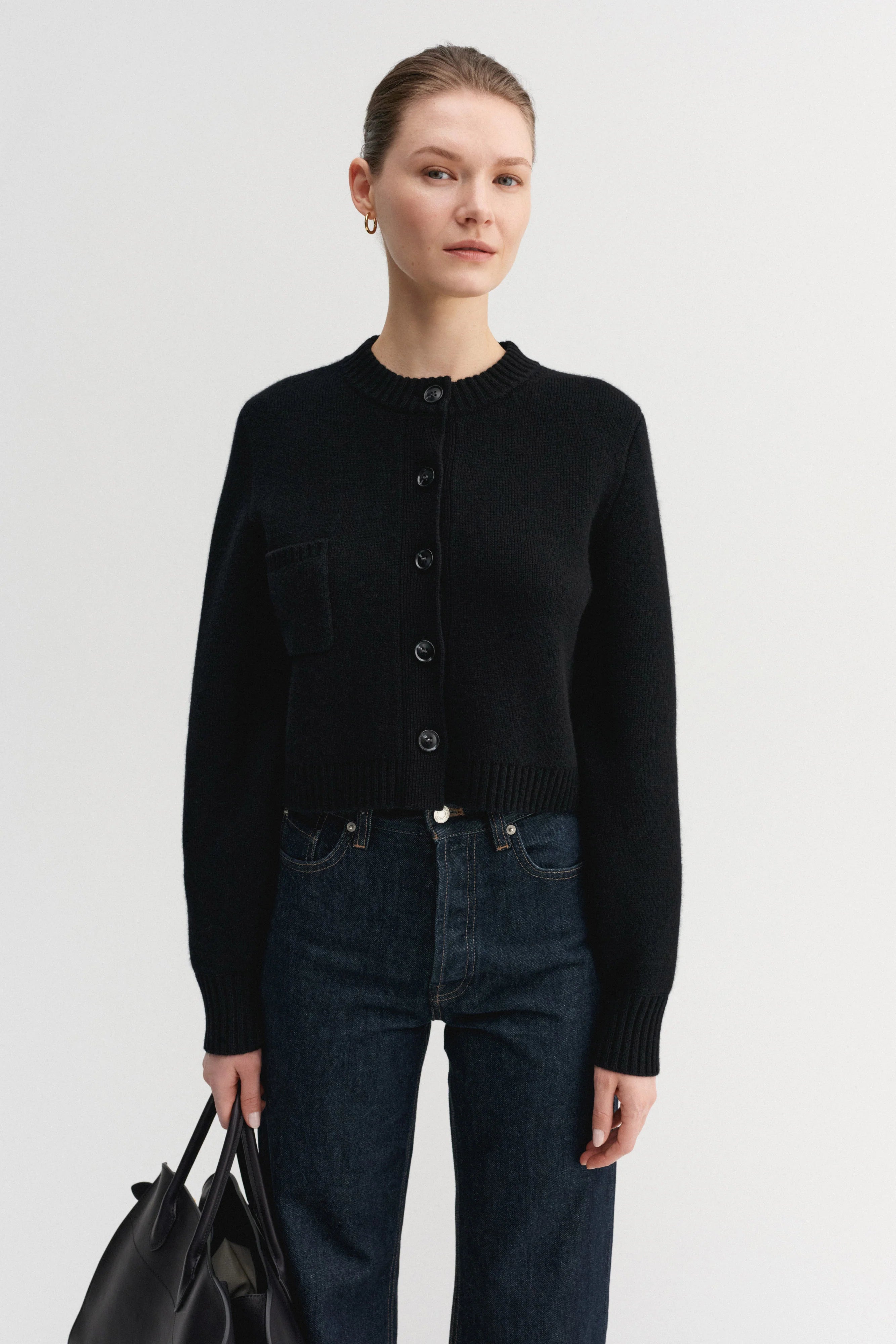 Almada Zozo Cardigan in schwarz - Fotografiert am Model