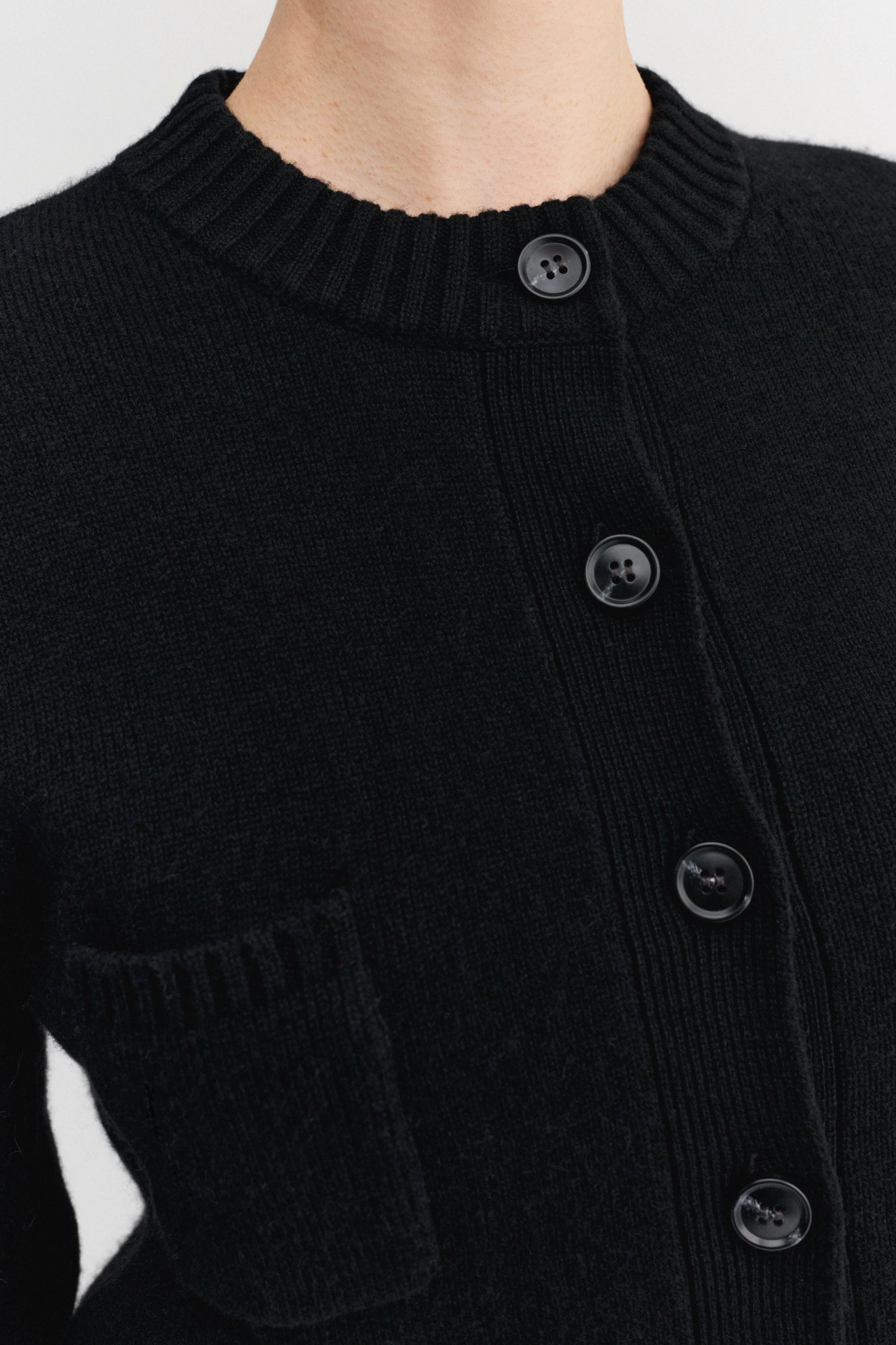 Almada Zozo Cardigan in schwarz mit Knopfleiste - Fotografiert am Model