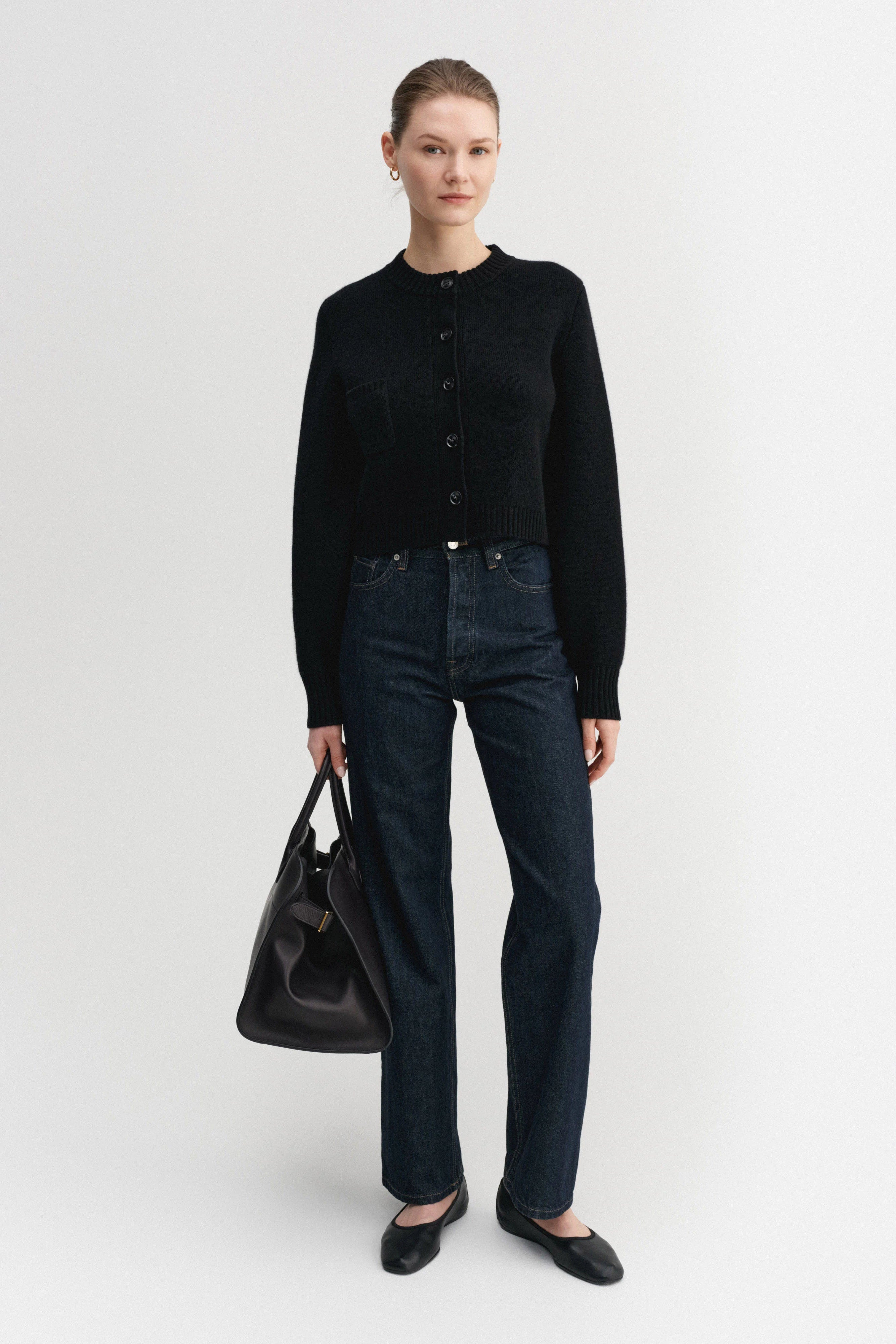 Almada Zozo Cardigan in schwarz -Figurnahe Passform - Frontalansicht am Model