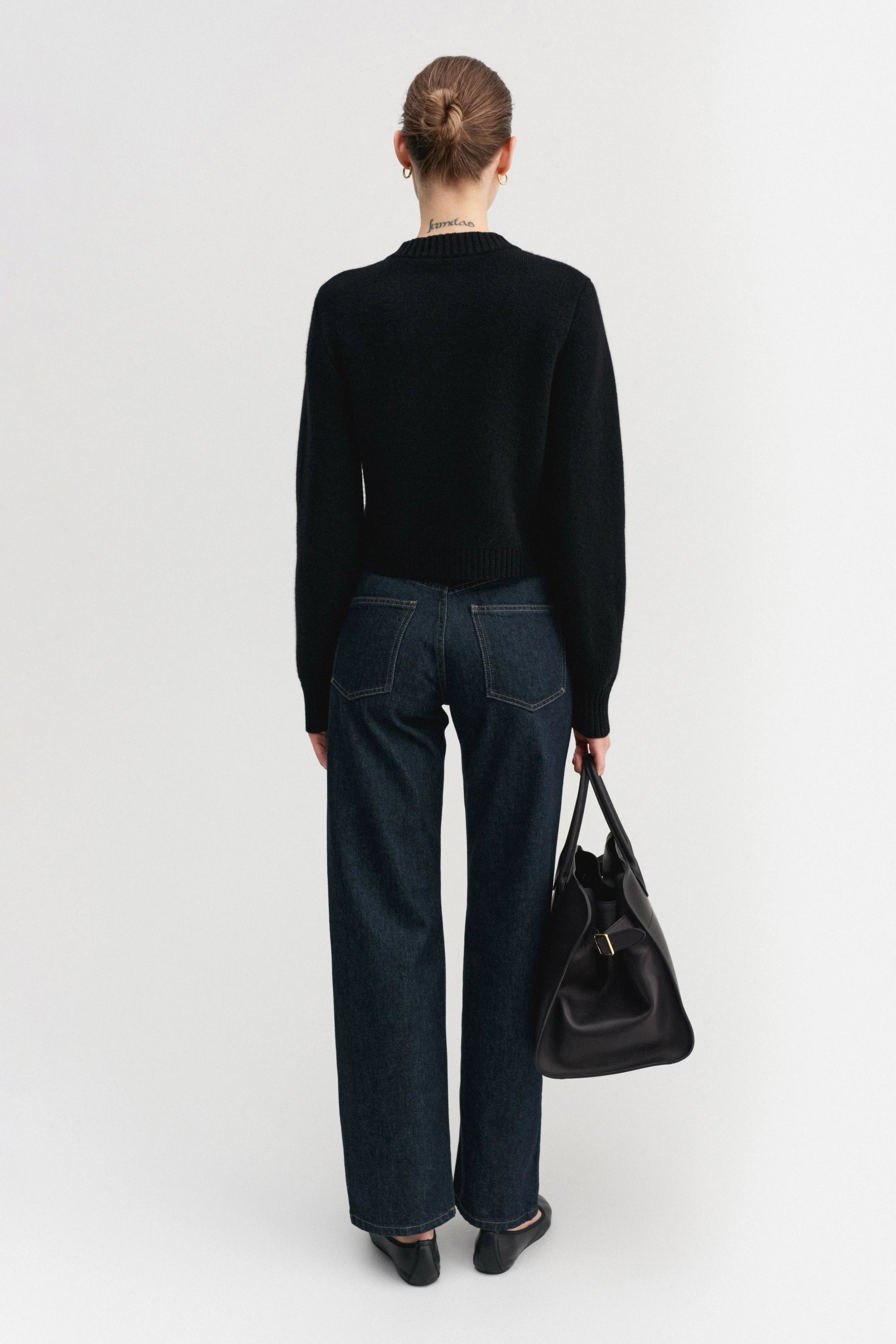 Almada Zozo Cardigan in schwarz - Fotografiert von hinten