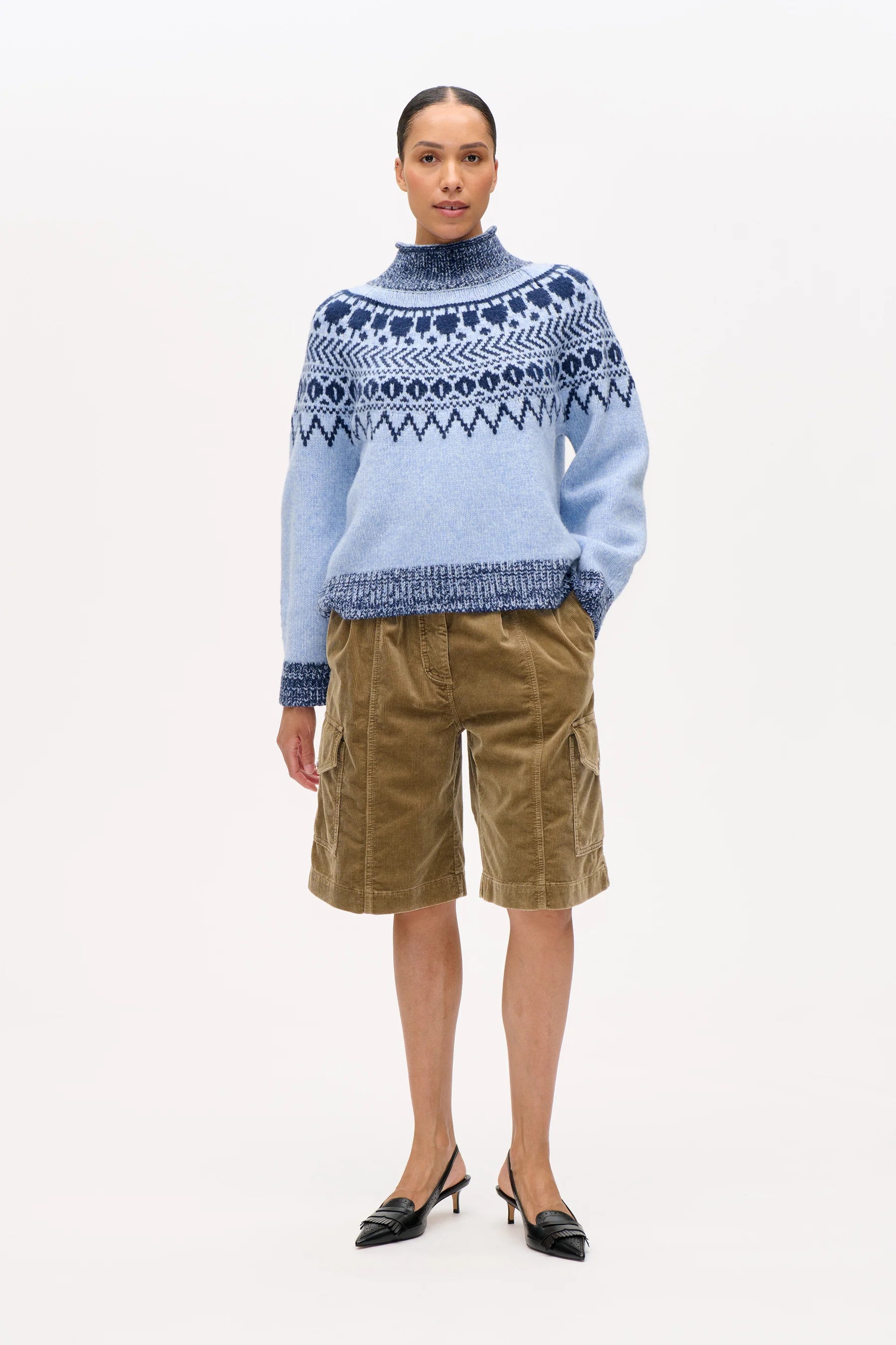 Baum und Pferdgarten blauer Pullover mit Norweger-Muster aus Wollgemisch - Modelfoto