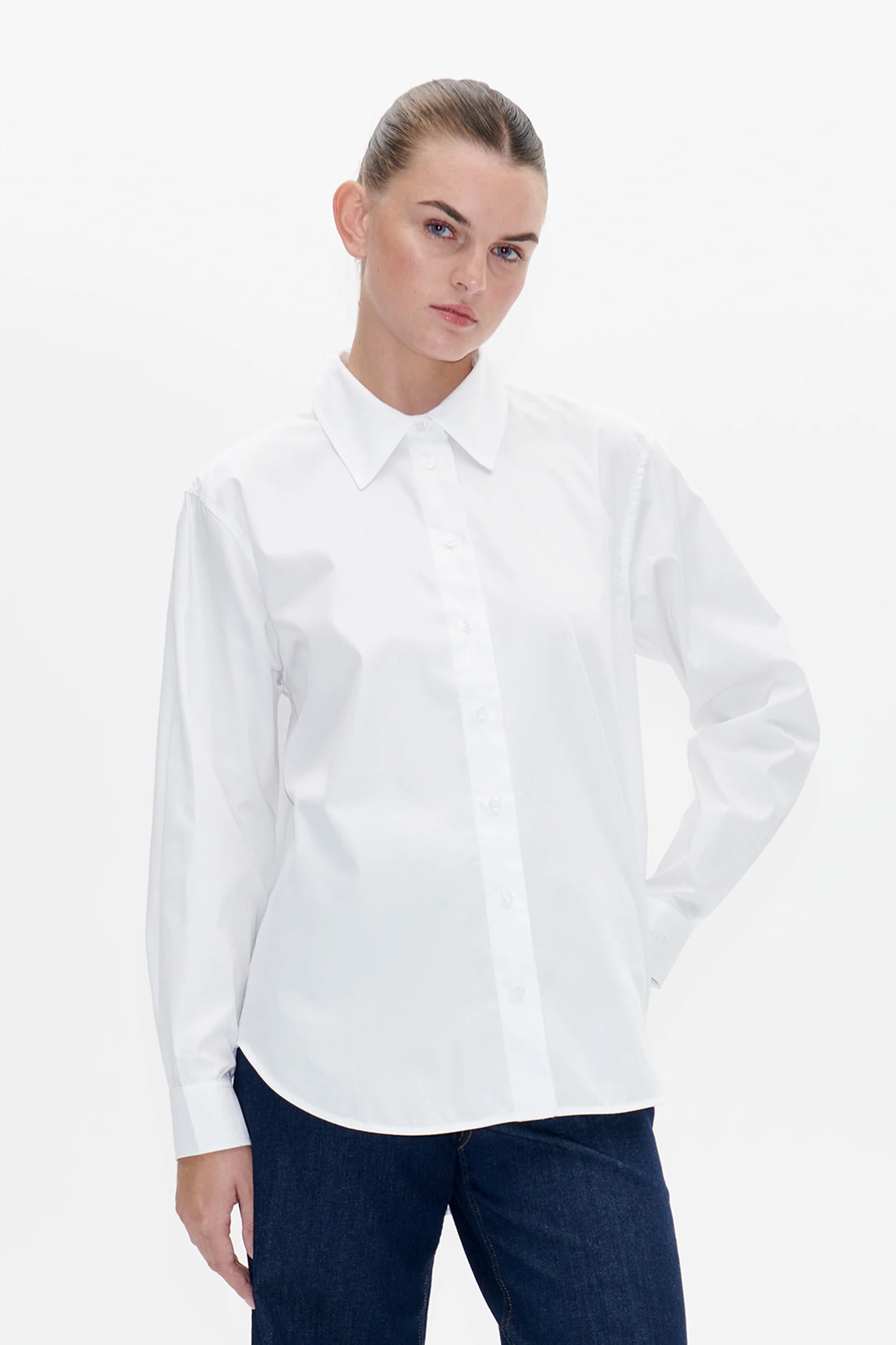 Baum und Pferdgarten weißes Hemd aus Baumwolle - Modelfoto von vorne