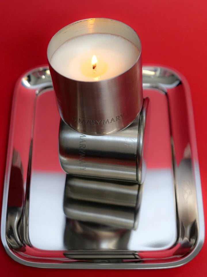 byMaryMary Escape the Ordinary Duftkerze - Dreiviertelansicht Draufsicht brennend