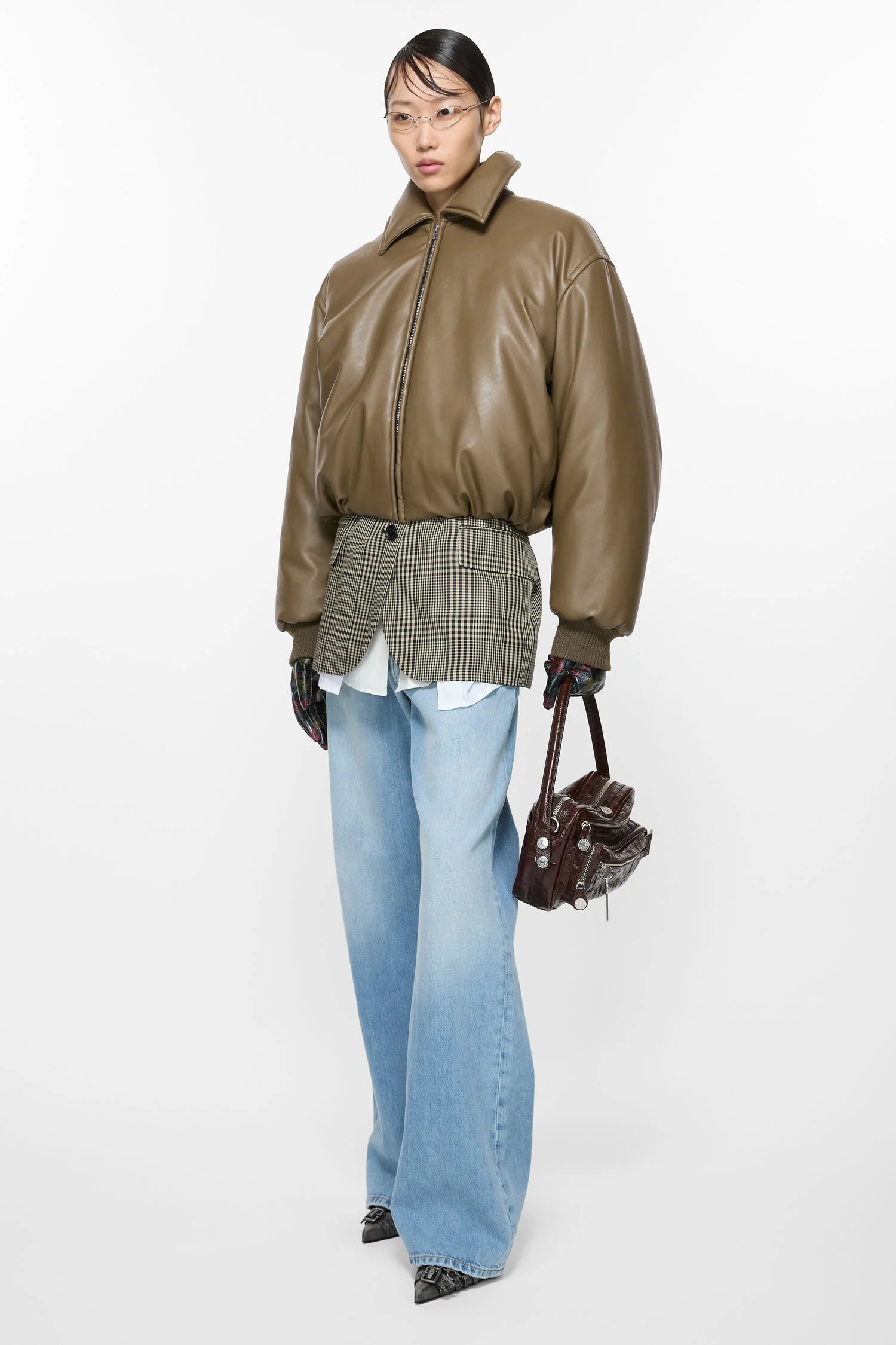 Baguett Tasche Burgunder Farbend. Reißverschluss Details. Model Bild.