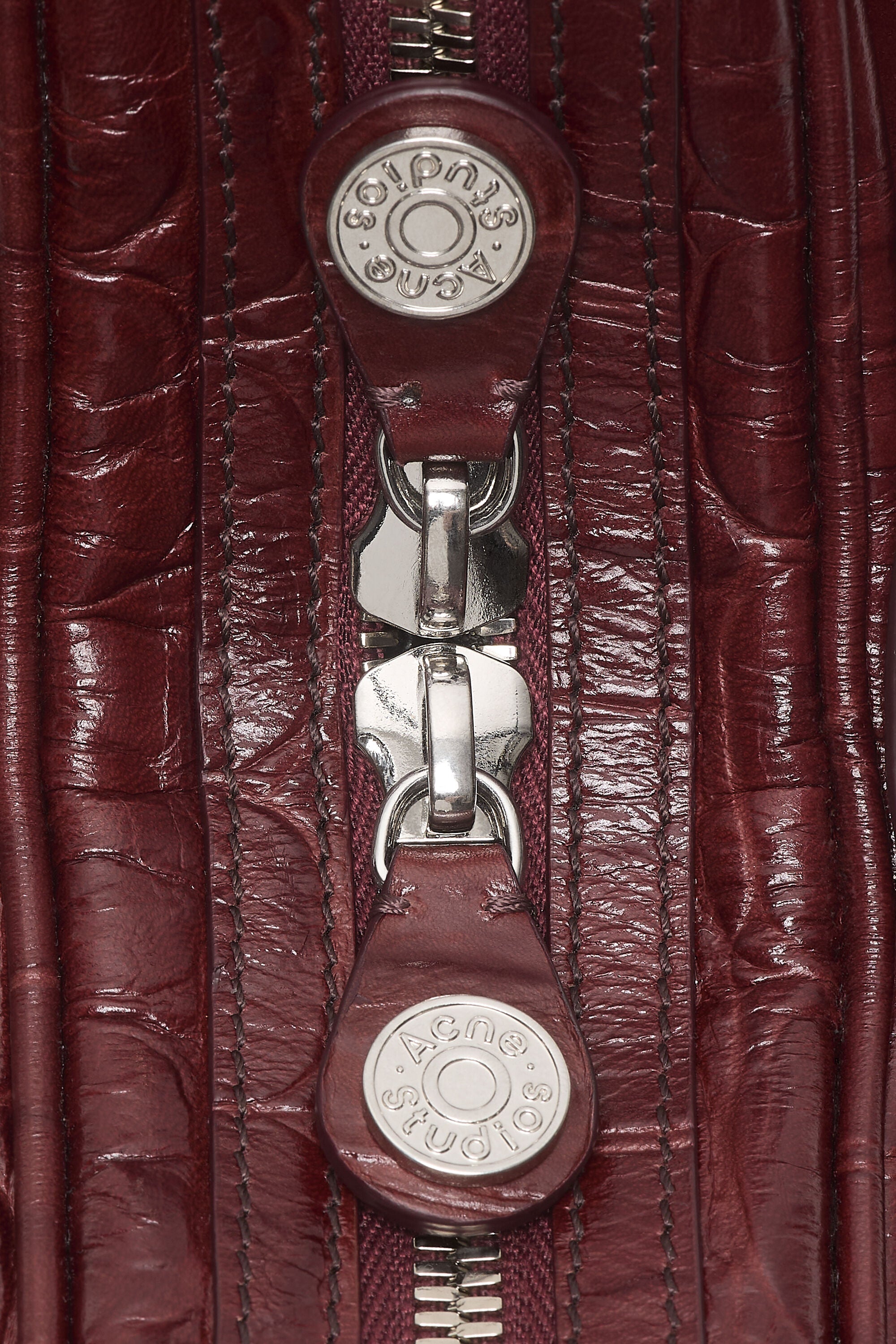 Baguett Tasche Burgunder Farbend. Reißverschluss Details. Detail Shot Reißverschlüsse. 