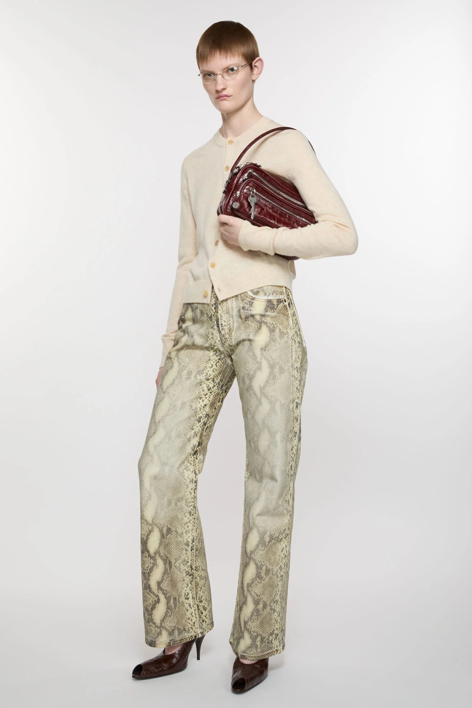 Baguett Tasche Burgunder Farbend. Reißverschluss Details. Model Bild.